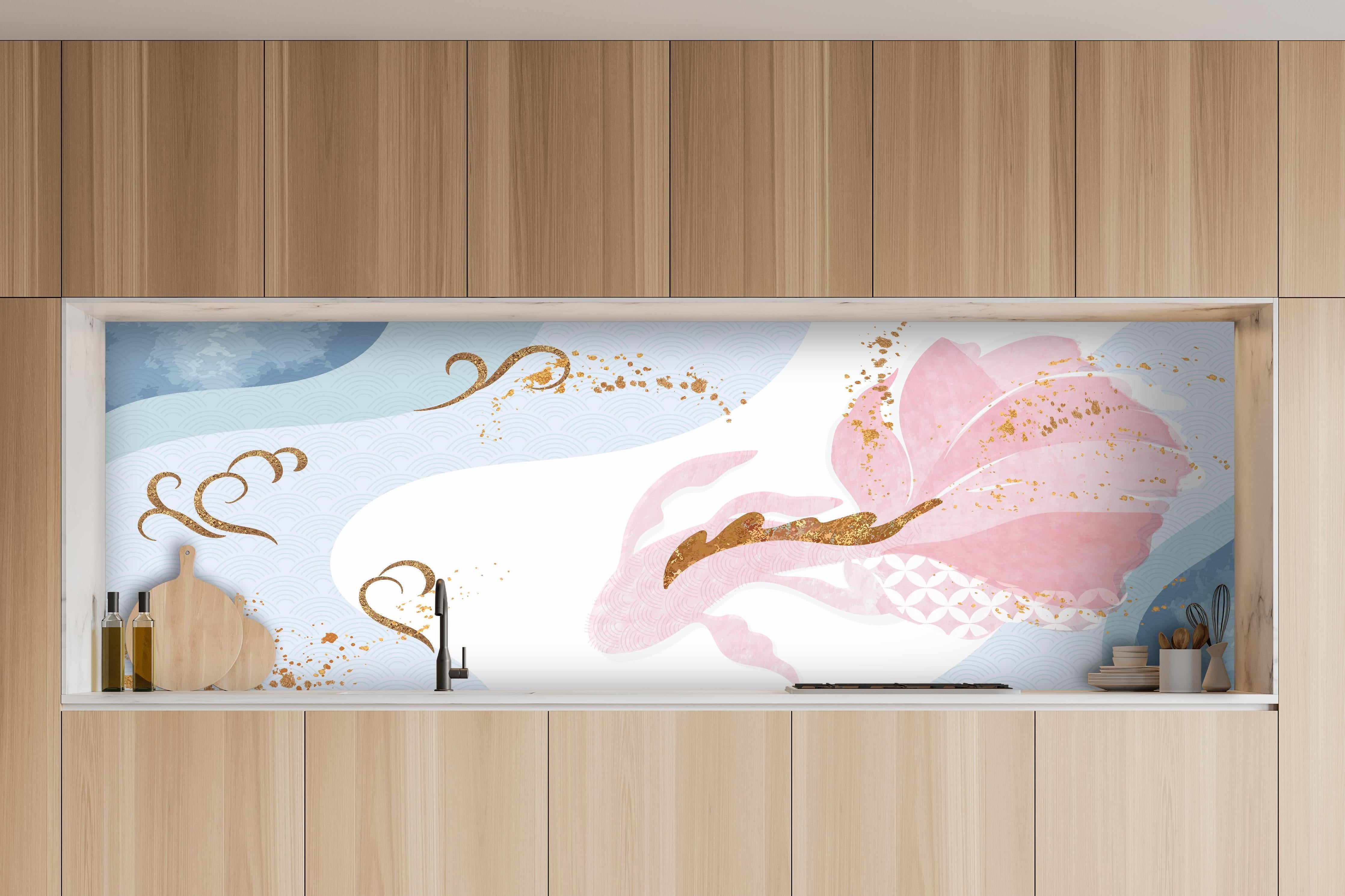 Küche - Künstlerische Blütenillustration Gold und Blau hinter weißen Hochglanz-Küchenregalen und schwarzem Wasserhahn