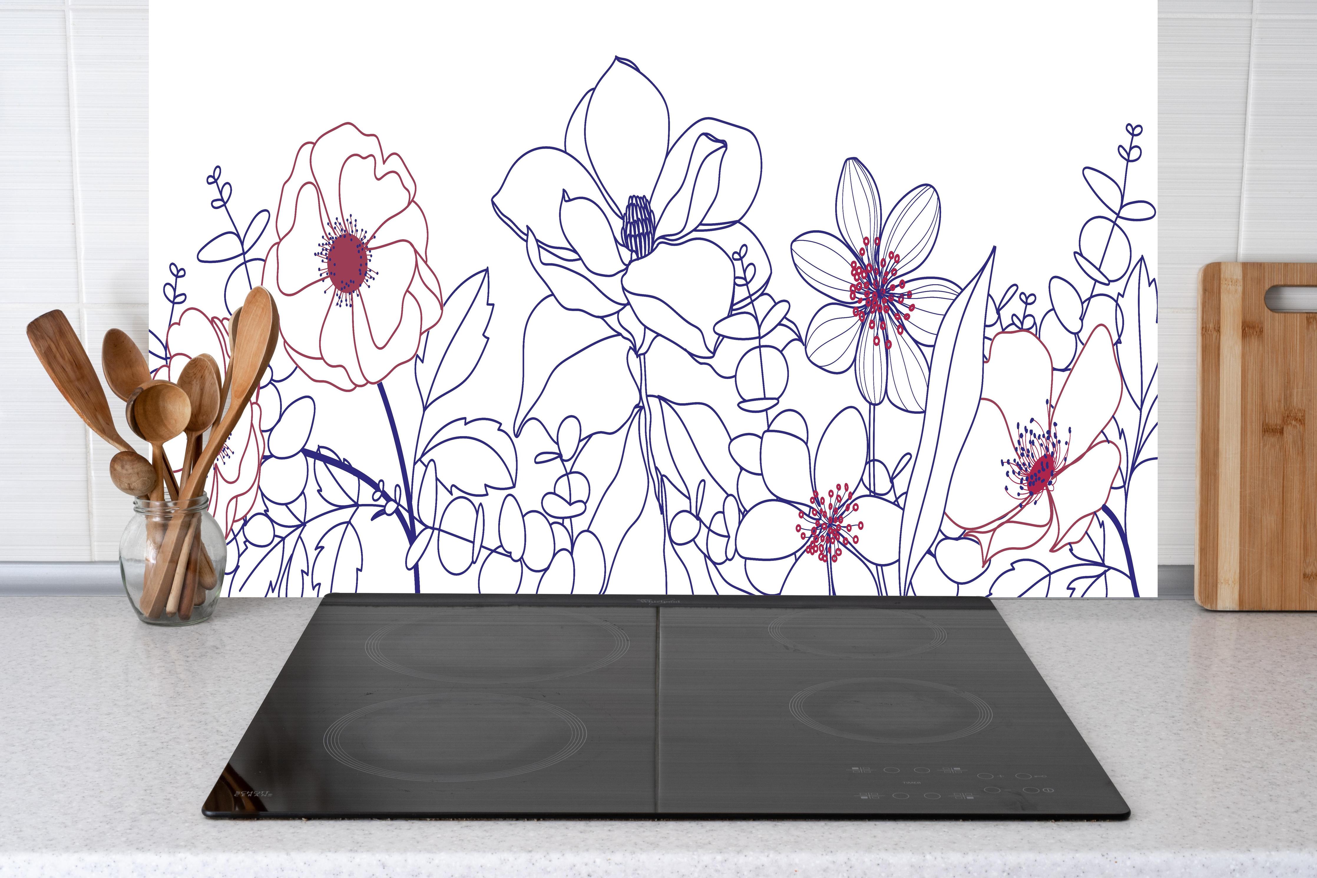 Küche - Künstlerische Blumen Lineart Zeichnung hinter weißen Hochglanz-Küchenregalen und schwarzem Wasserhahn
