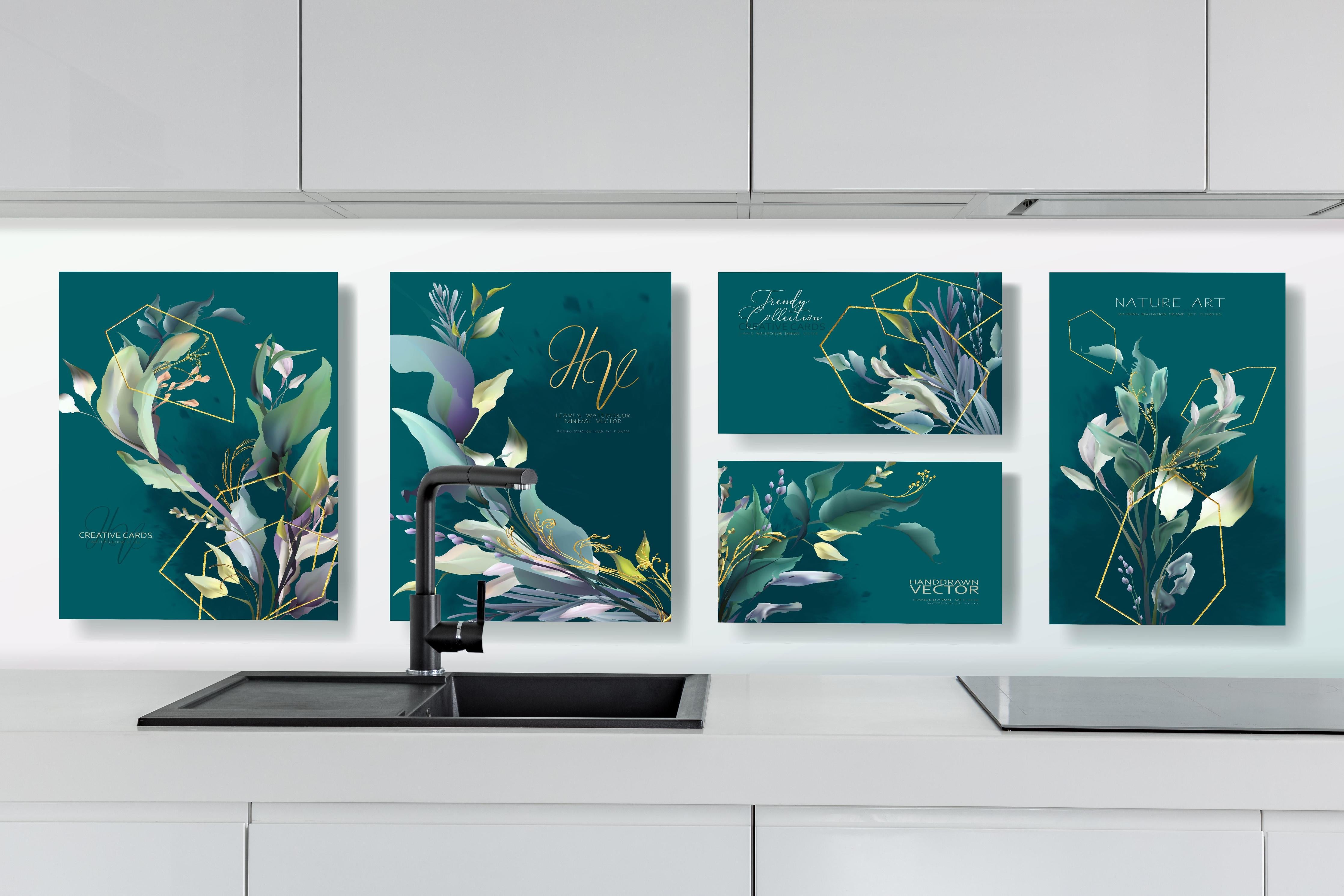 Küche - Kunstdesign Grüne Blätter auf Dunkel hinter weißen Hochglanz-Küchenregalen und schwarzem Wasserhahn