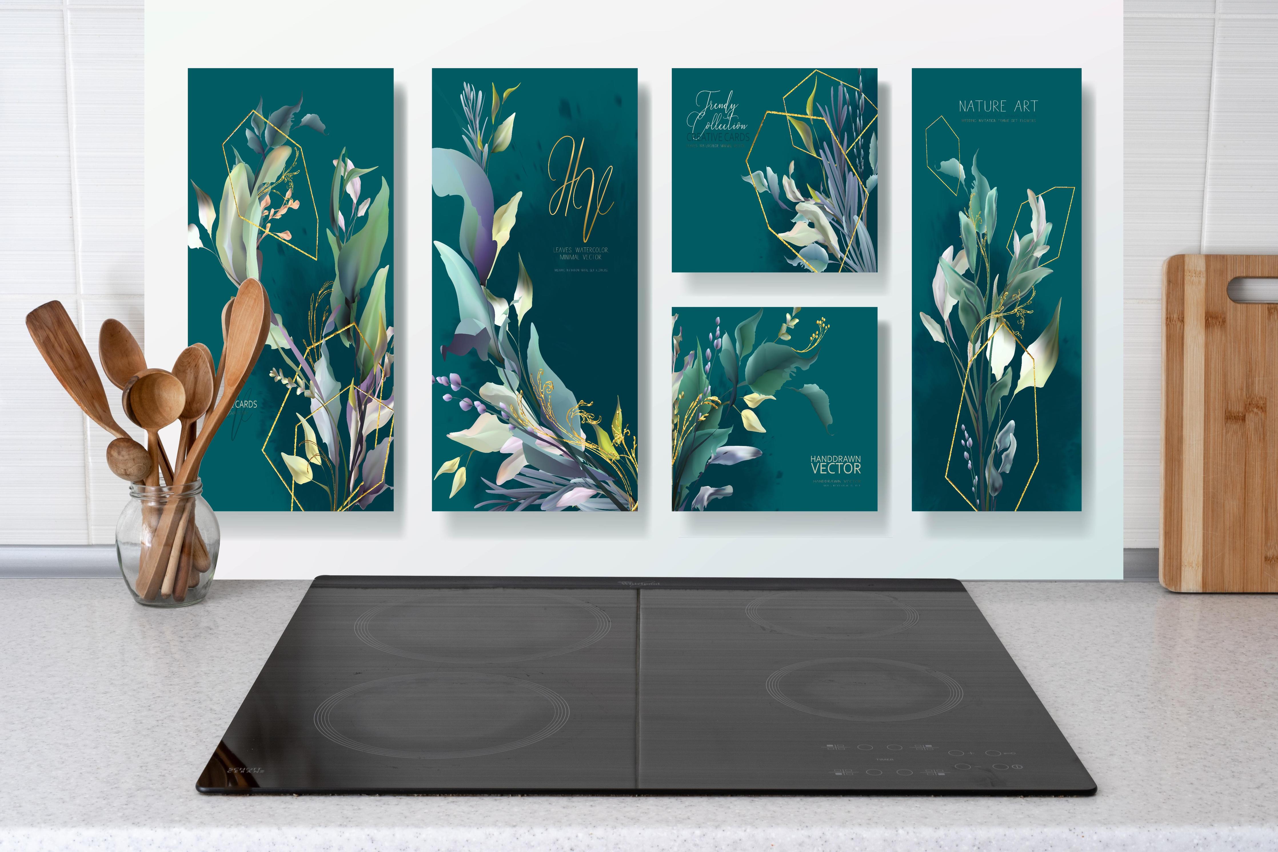 Küche - Kunstdesign Grüne Blätter auf Dunkel hinter weißen Hochglanz-Küchenregalen und schwarzem Wasserhahn