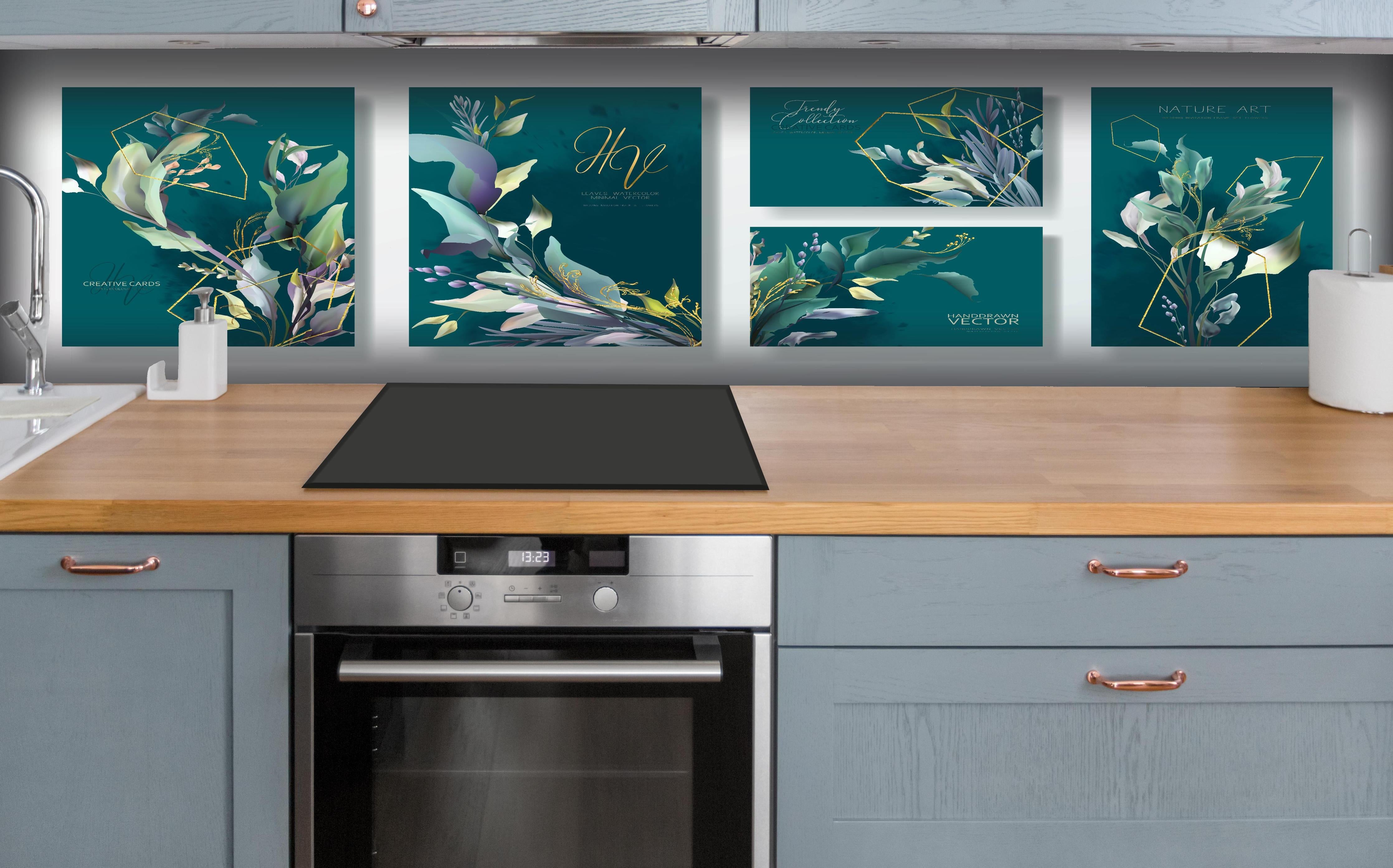 Küche - Kunstdesign Grüne Blätter auf Dunkel hinter weißen Hochglanz-Küchenregalen und schwarzem Wasserhahn