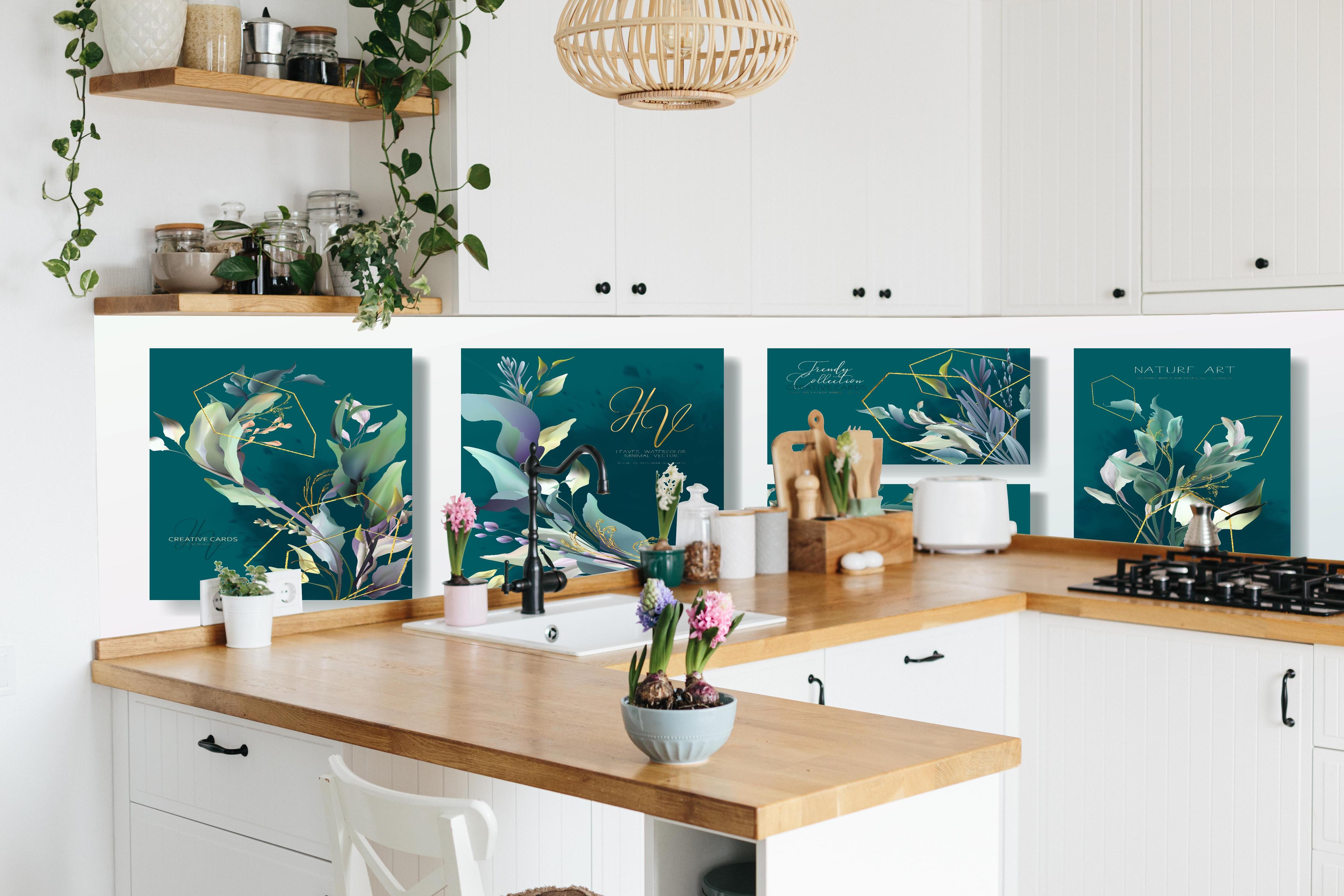 Küche - Kunstdesign Grüne Blätter auf Dunkel hinter weißen Hochglanz-Küchenregalen und schwarzem Wasserhahn