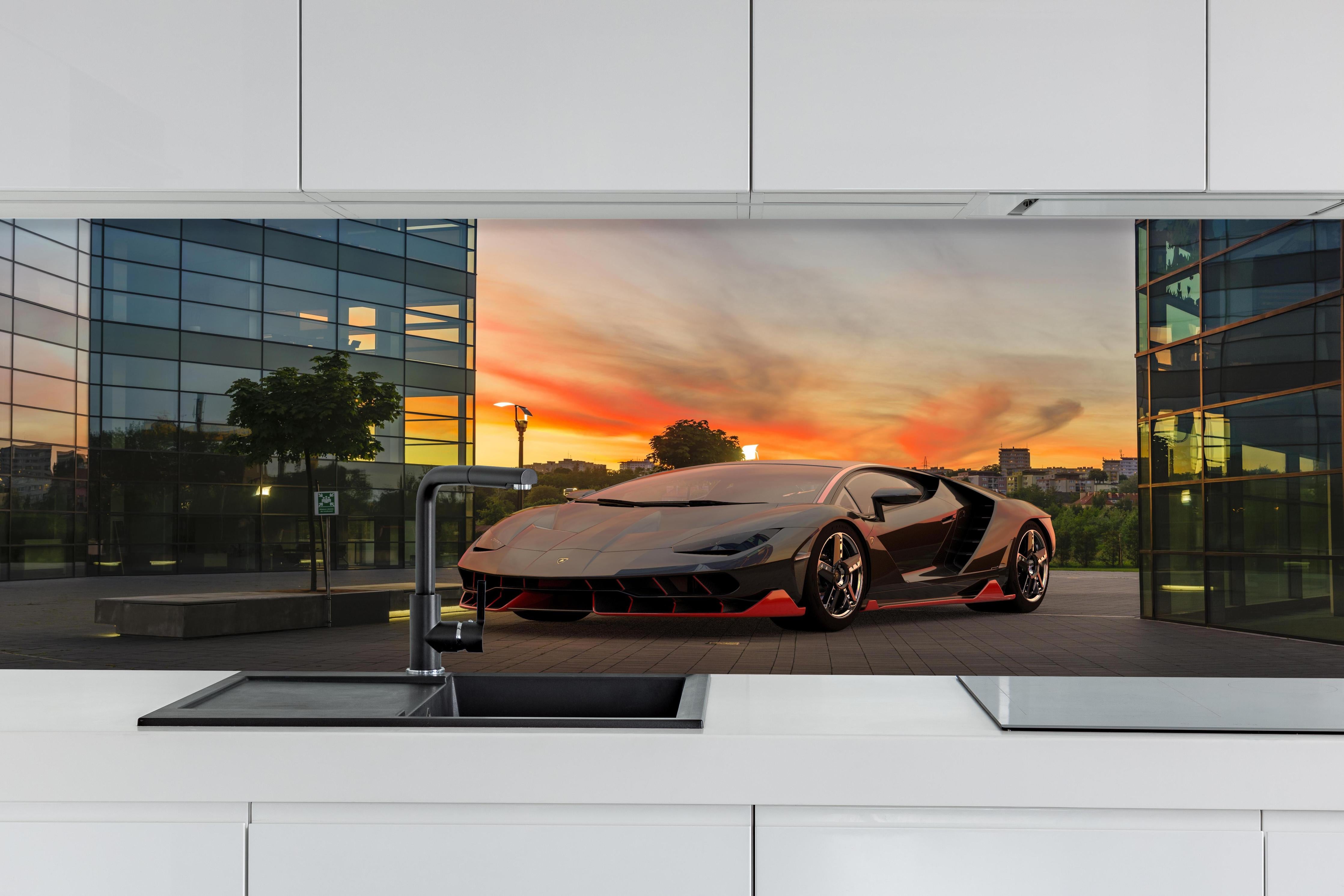 Küche - Lamborghini Centenario bei Sonnenuntergang hinter weißen Hochglanz-Küchenregalen und schwarzem Wasserhahn