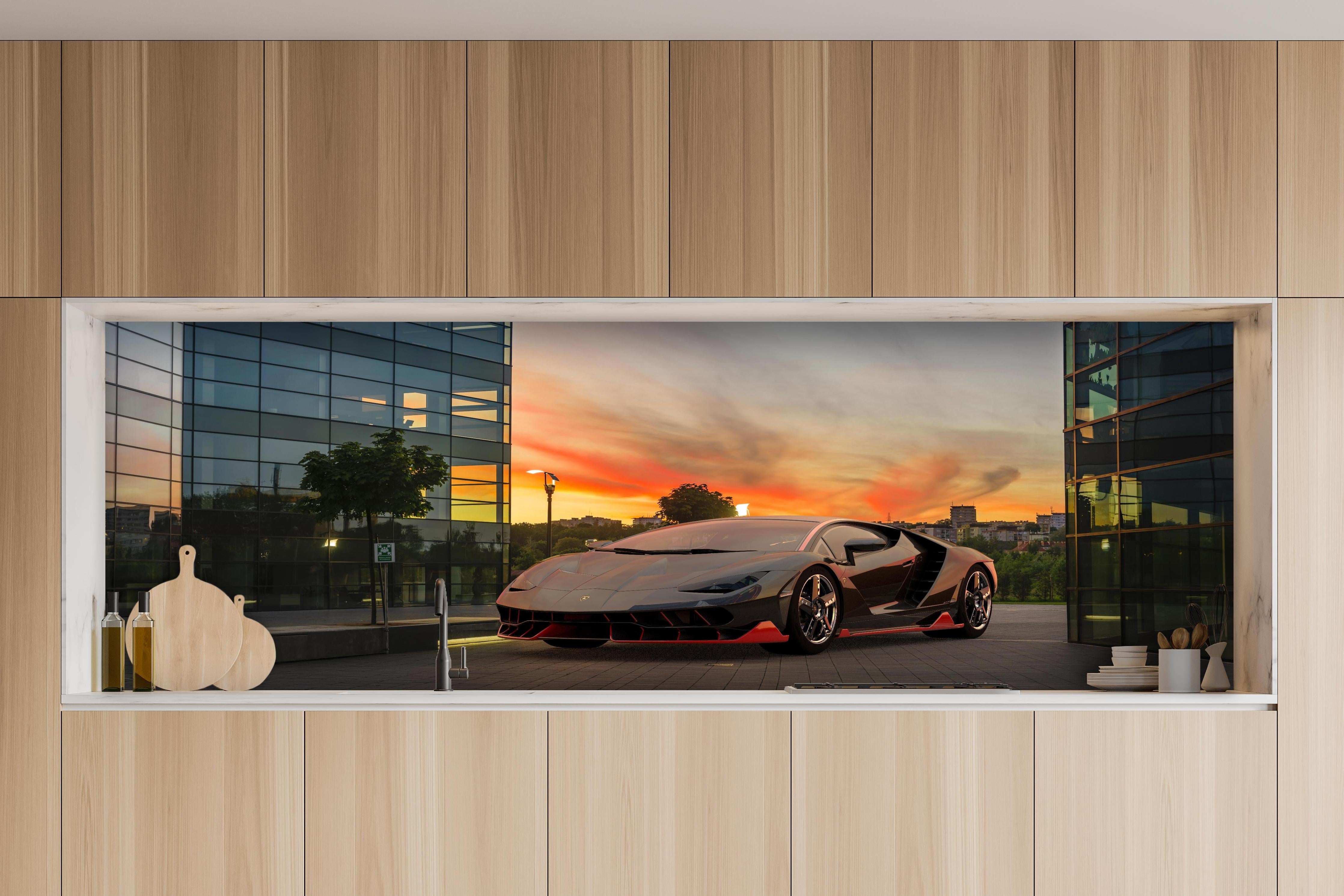 Küche - Lamborghini Centenario bei Sonnenuntergang hinter weißen Hochglanz-Küchenregalen und schwarzem Wasserhahn