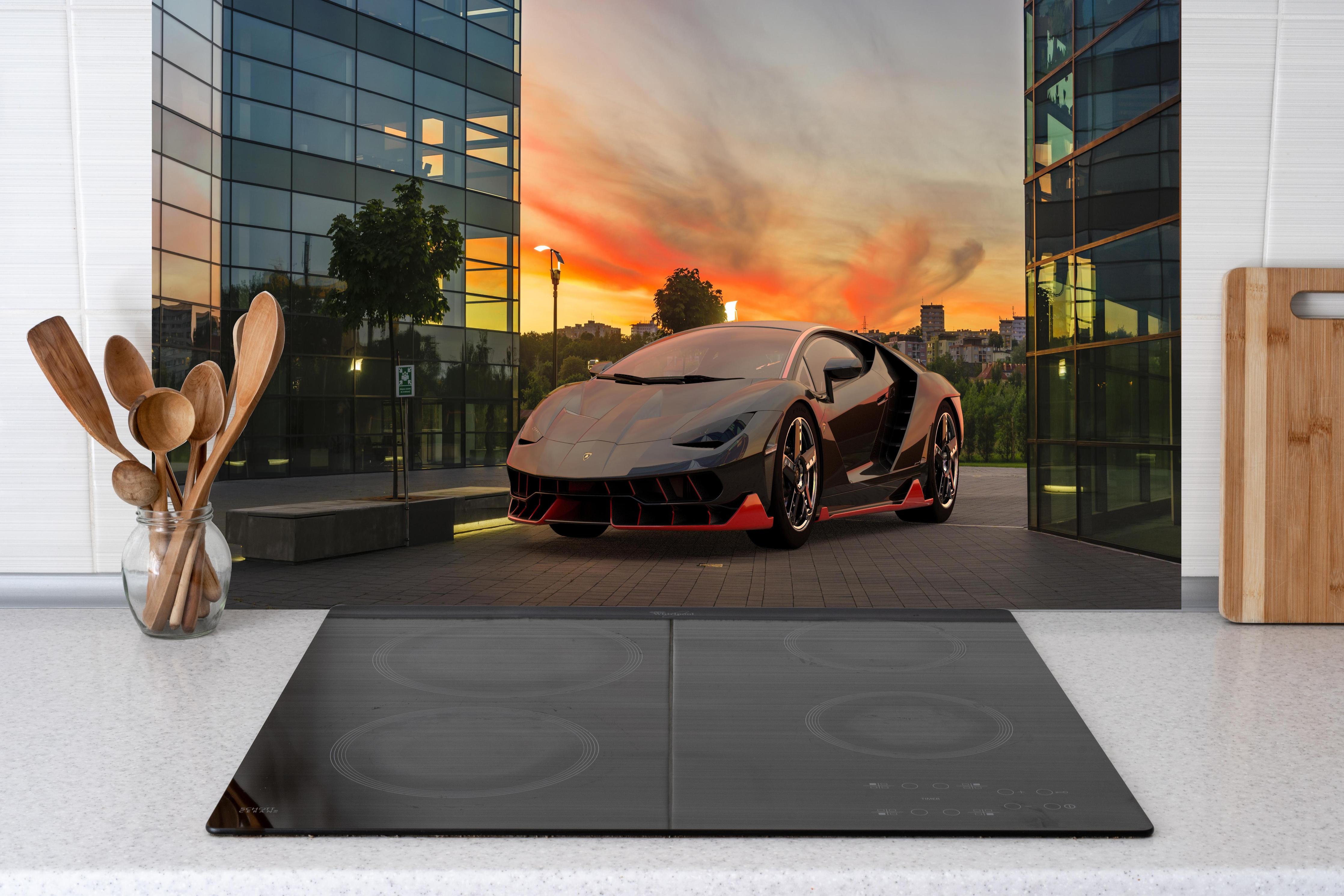 Küche - Lamborghini Centenario bei Sonnenuntergang hinter weißen Hochglanz-Küchenregalen und schwarzem Wasserhahn