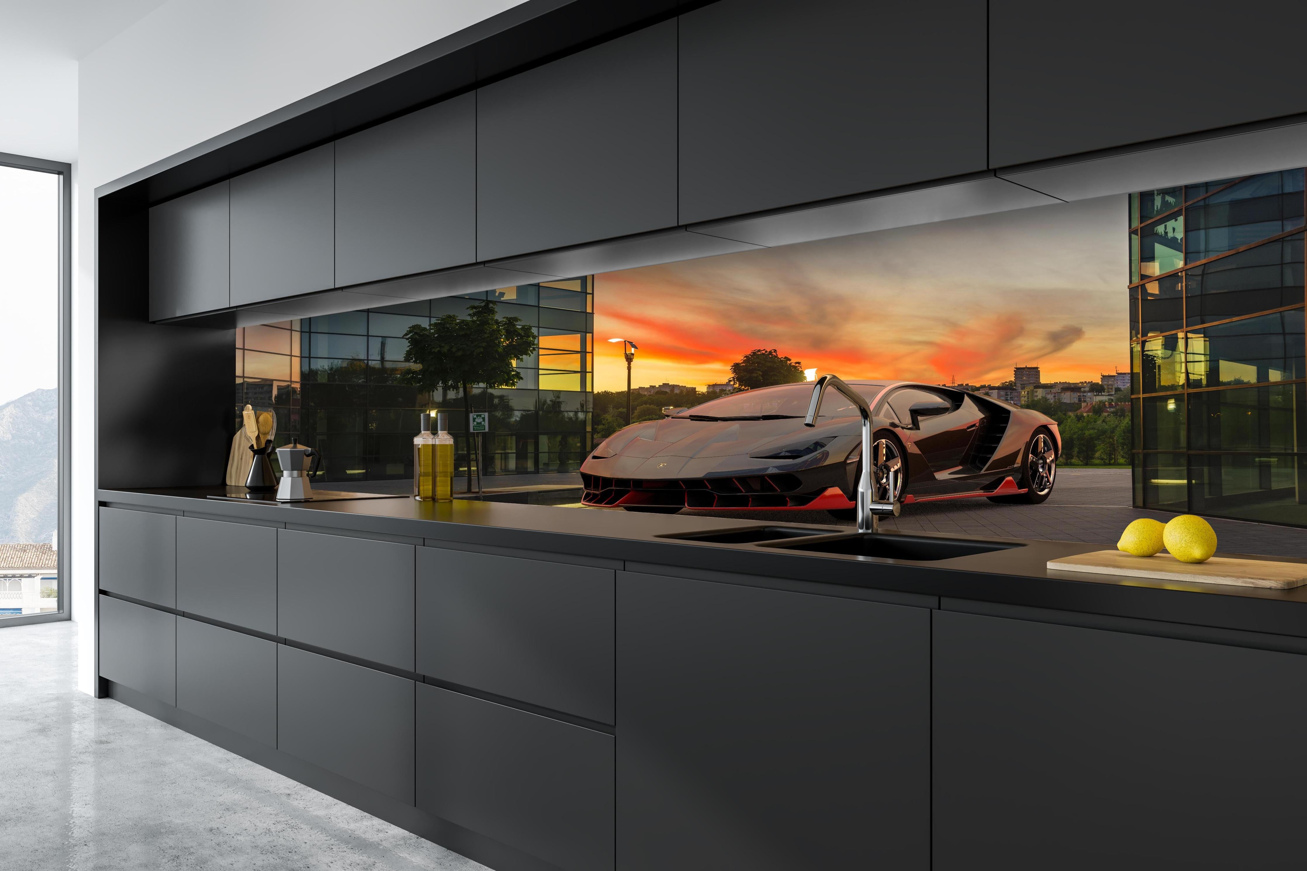Küche - Lamborghini Centenario bei Sonnenuntergang hinter weißen Hochglanz-Küchenregalen und schwarzem Wasserhahn