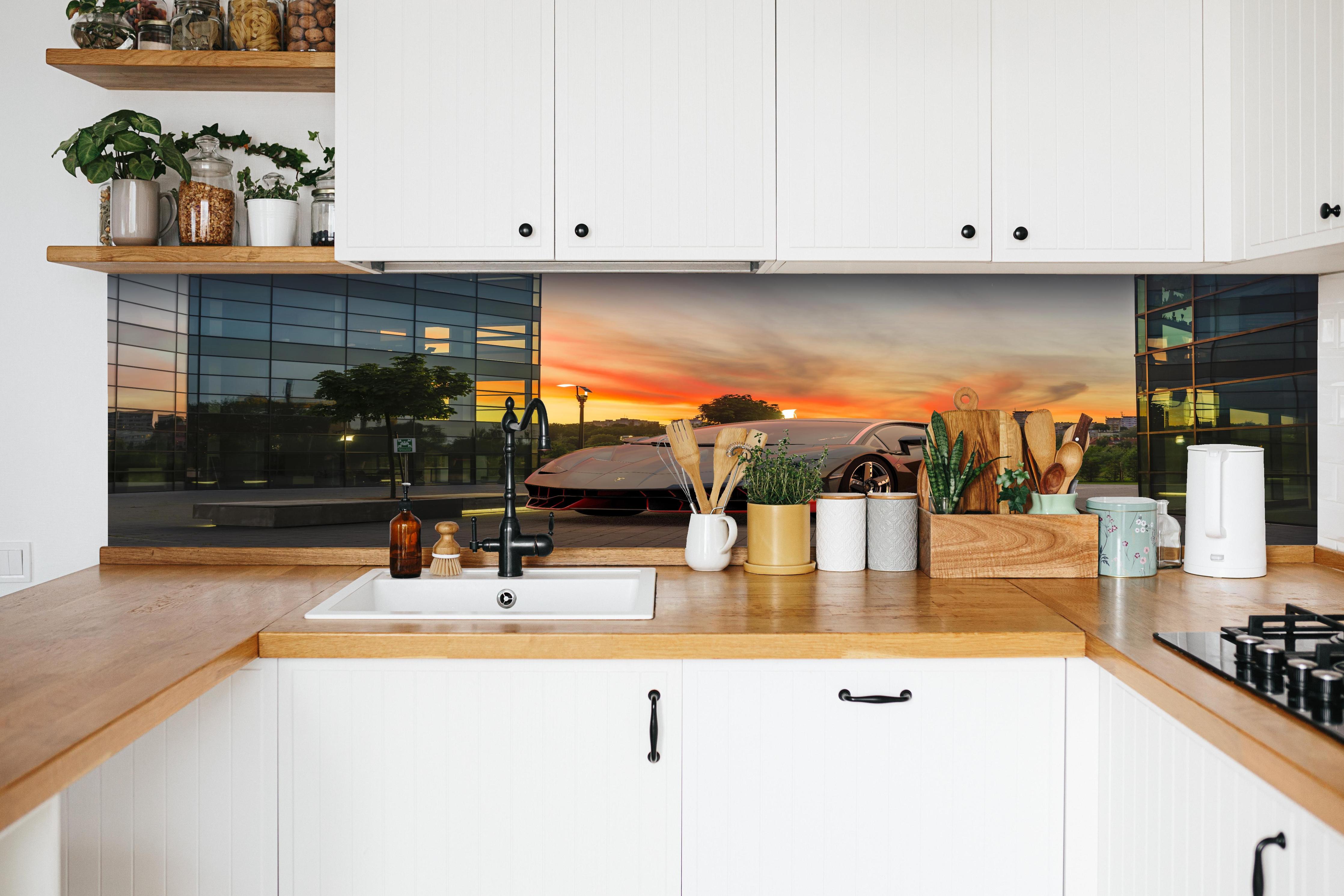 Küche - Lamborghini Centenario bei Sonnenuntergang hinter weißen Hochglanz-Küchenregalen und schwarzem Wasserhahn