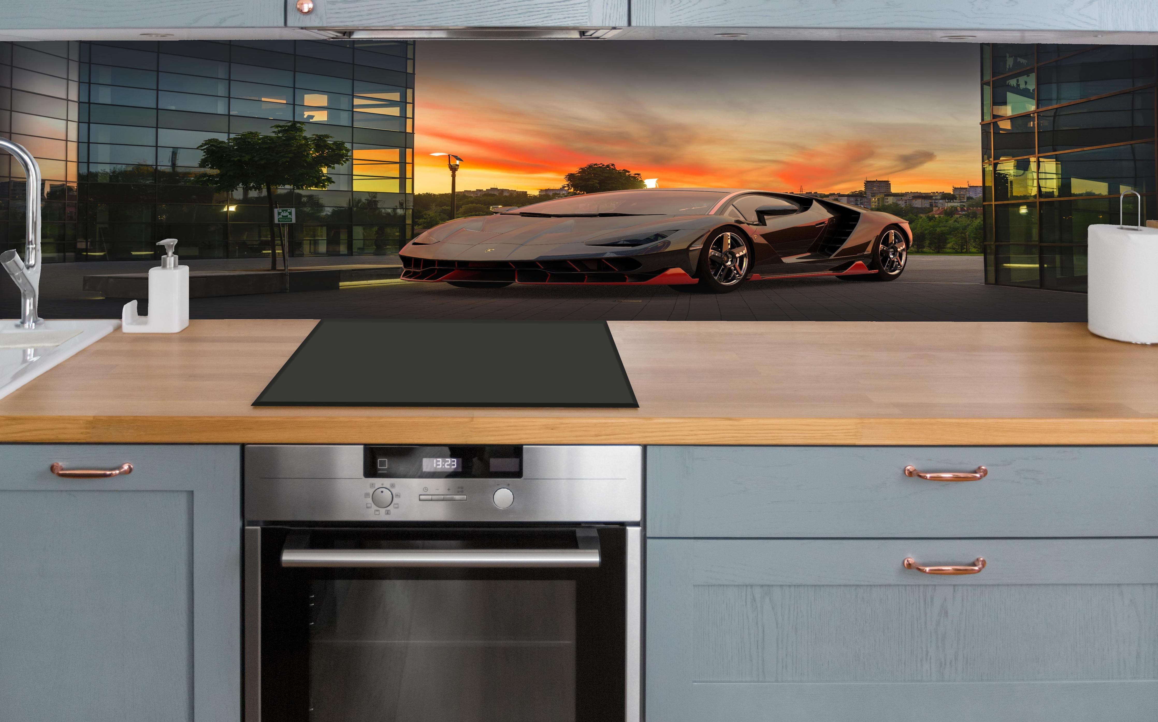 Küche - Lamborghini Centenario bei Sonnenuntergang hinter weißen Hochglanz-Küchenregalen und schwarzem Wasserhahn