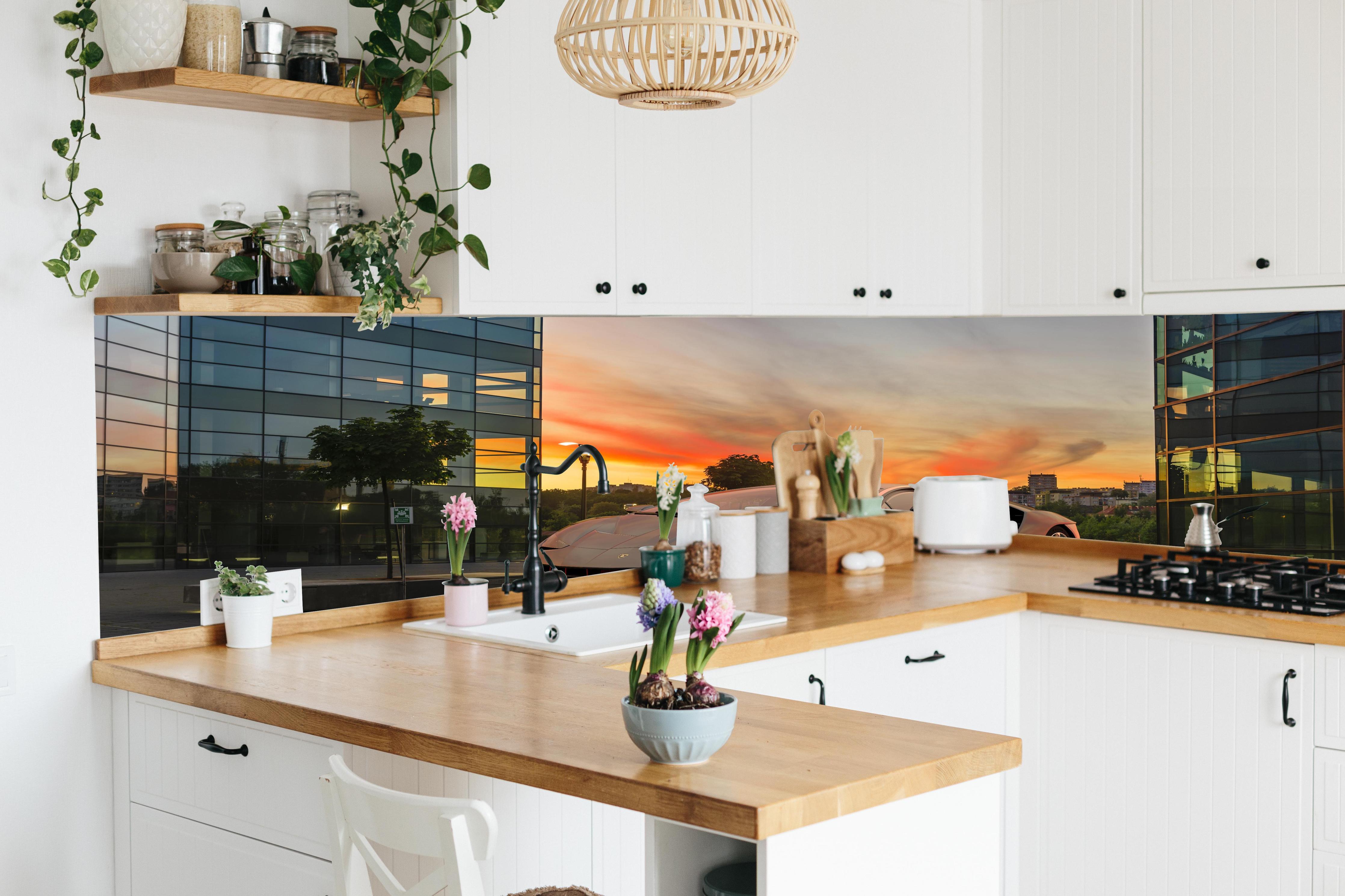 Küche - Lamborghini Centenario bei Sonnenuntergang hinter weißen Hochglanz-Küchenregalen und schwarzem Wasserhahn