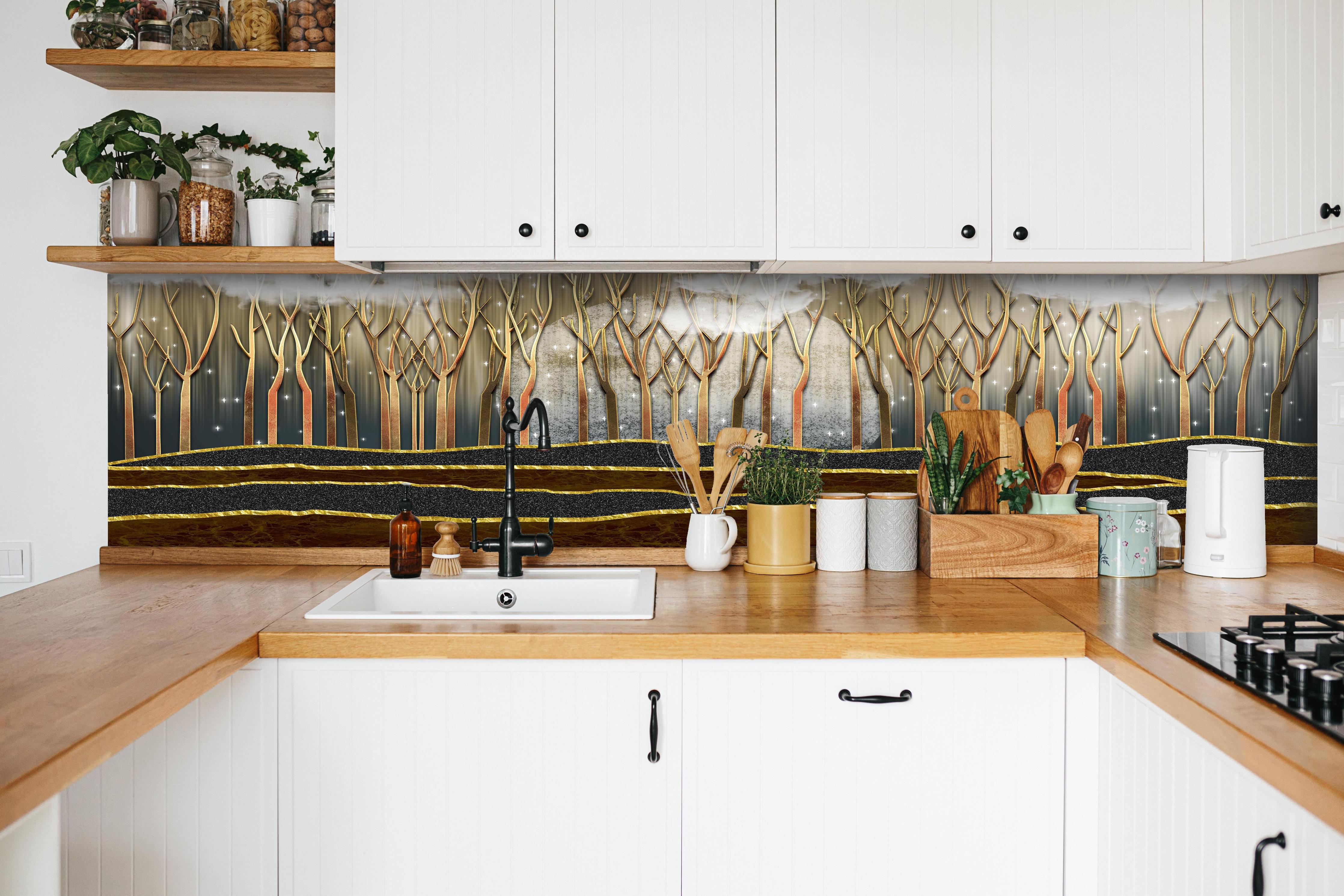 Küche - Landschafts Kunst- goldene Bäume hinter weißen Hochglanz-Küchenregalen und schwarzem Wasserhahn