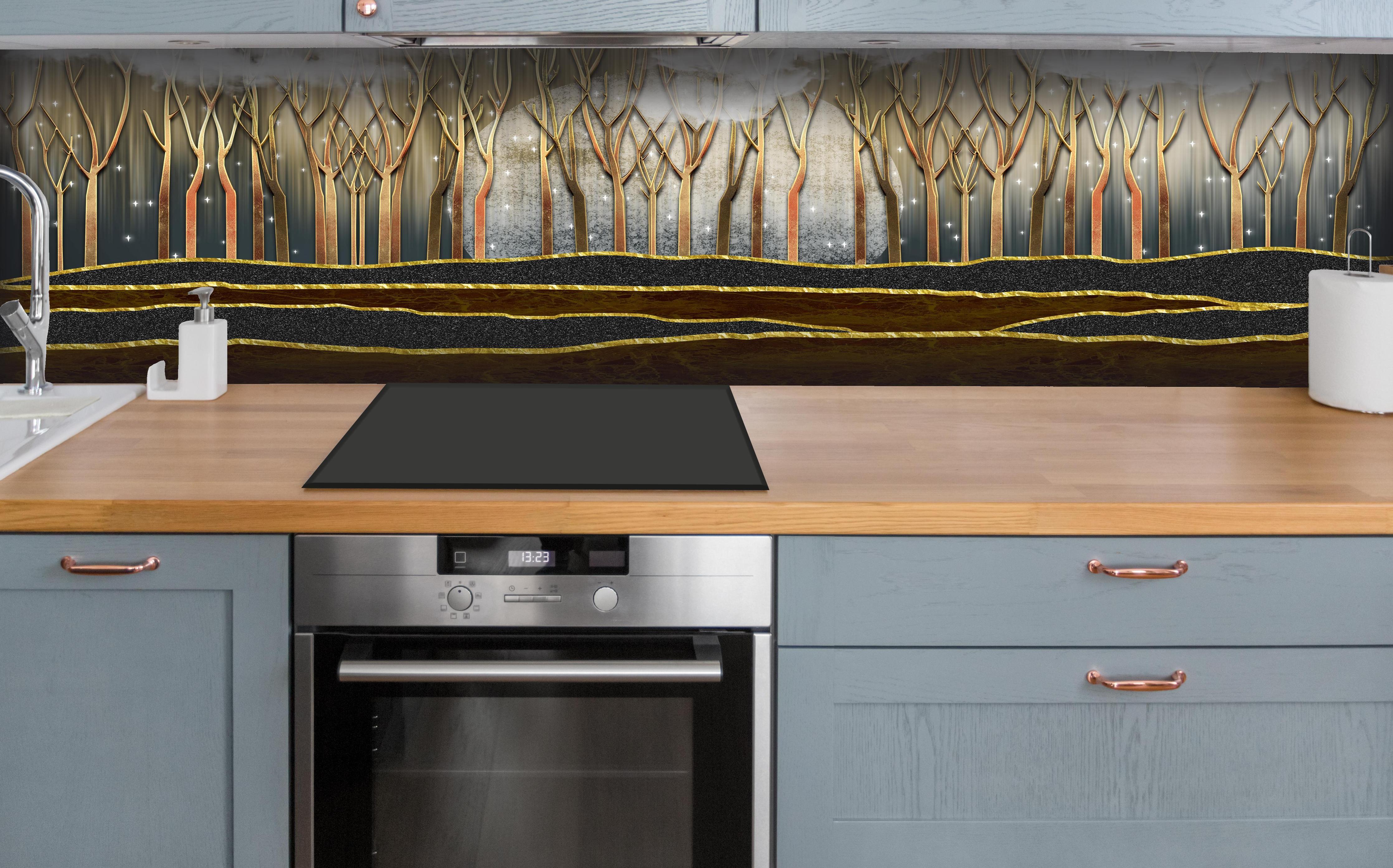 Küche - Landschafts Kunst- goldene Bäume hinter weißen Hochglanz-Küchenregalen und schwarzem Wasserhahn
