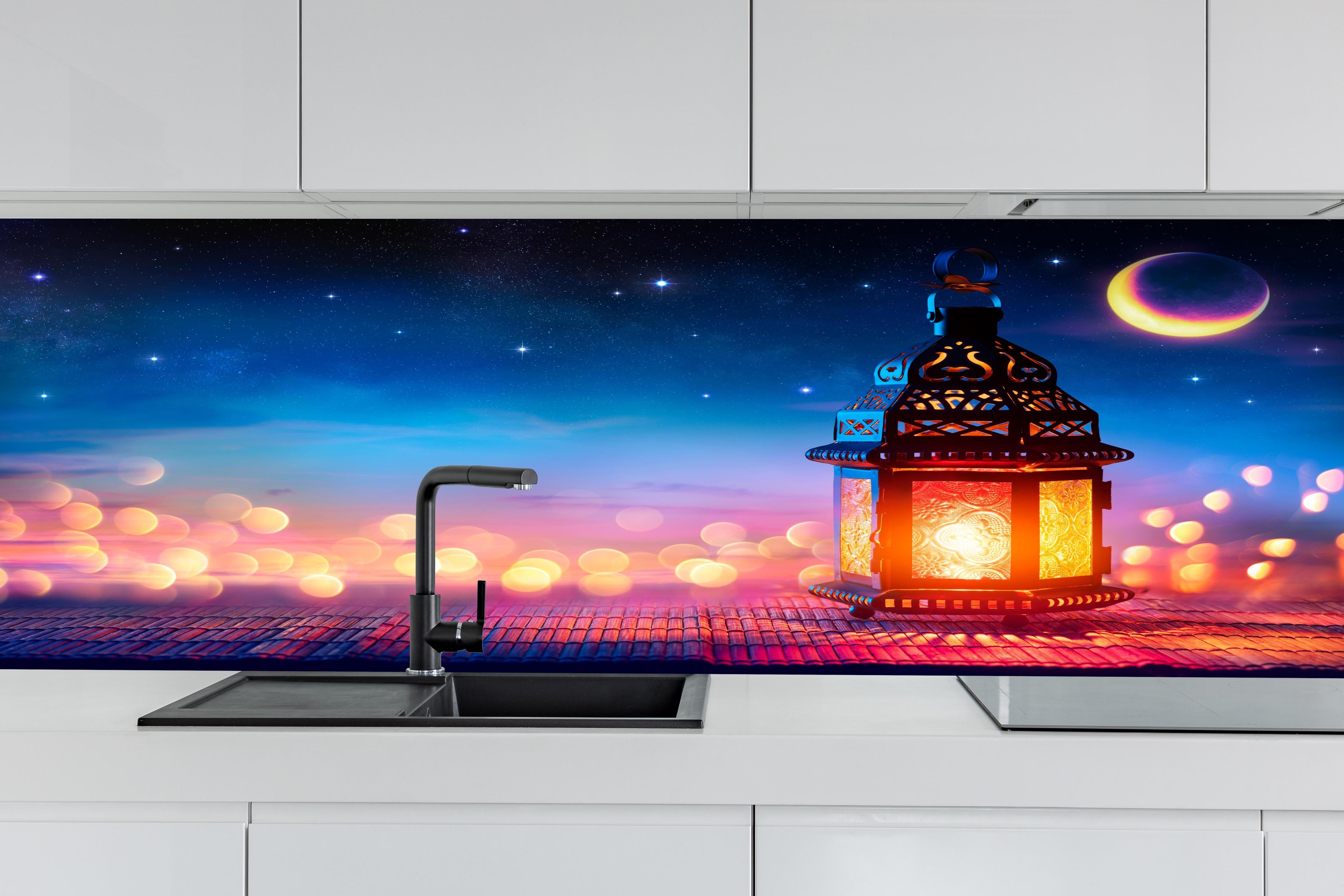 Küche - Laternenlicht bei Sternenhimmel hinter weißen Hochglanz-Küchenregalen und schwarzem Wasserhahn