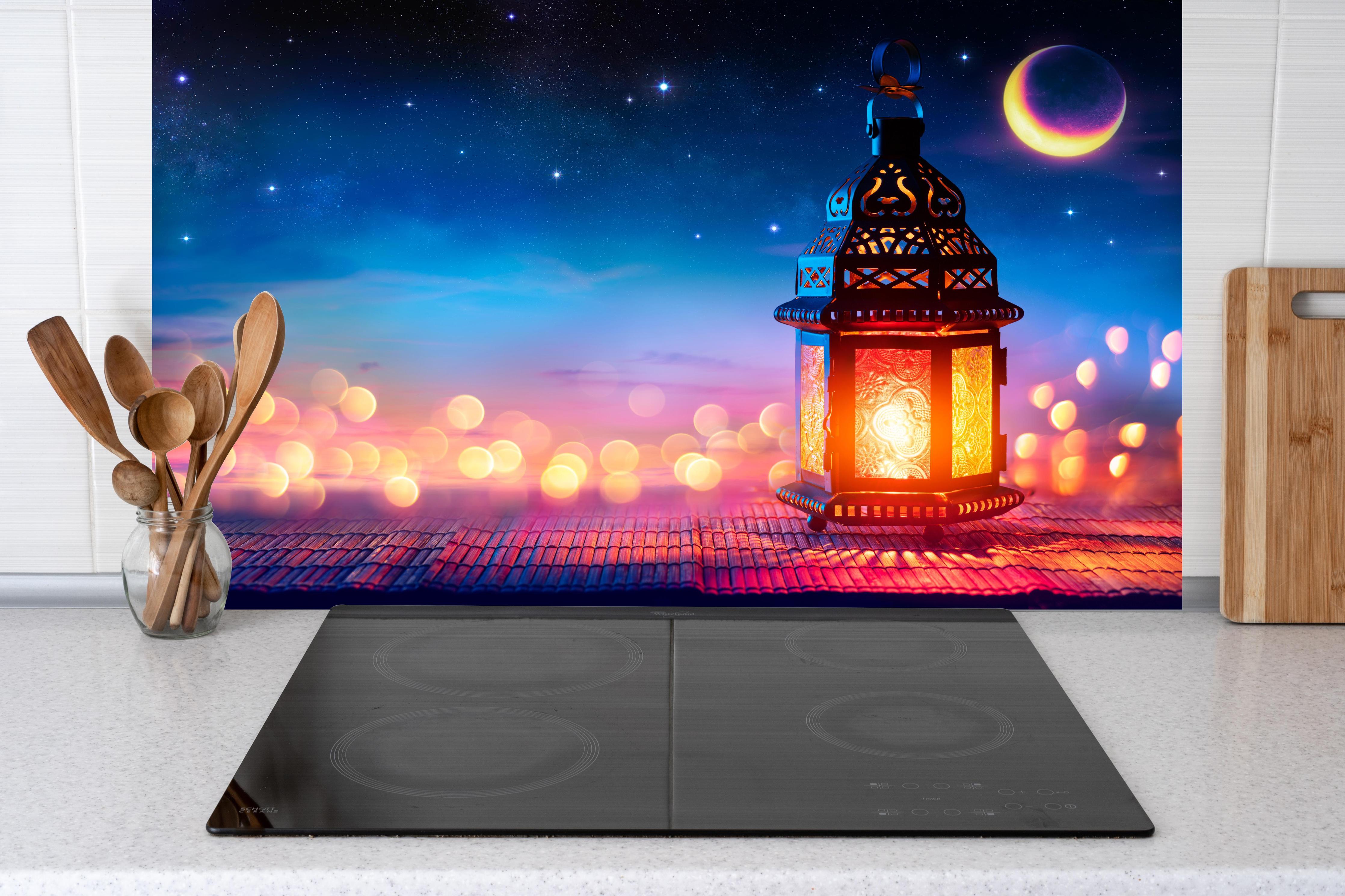 Küche - Laternenlicht bei Sternenhimmel hinter weißen Hochglanz-Küchenregalen und schwarzem Wasserhahn