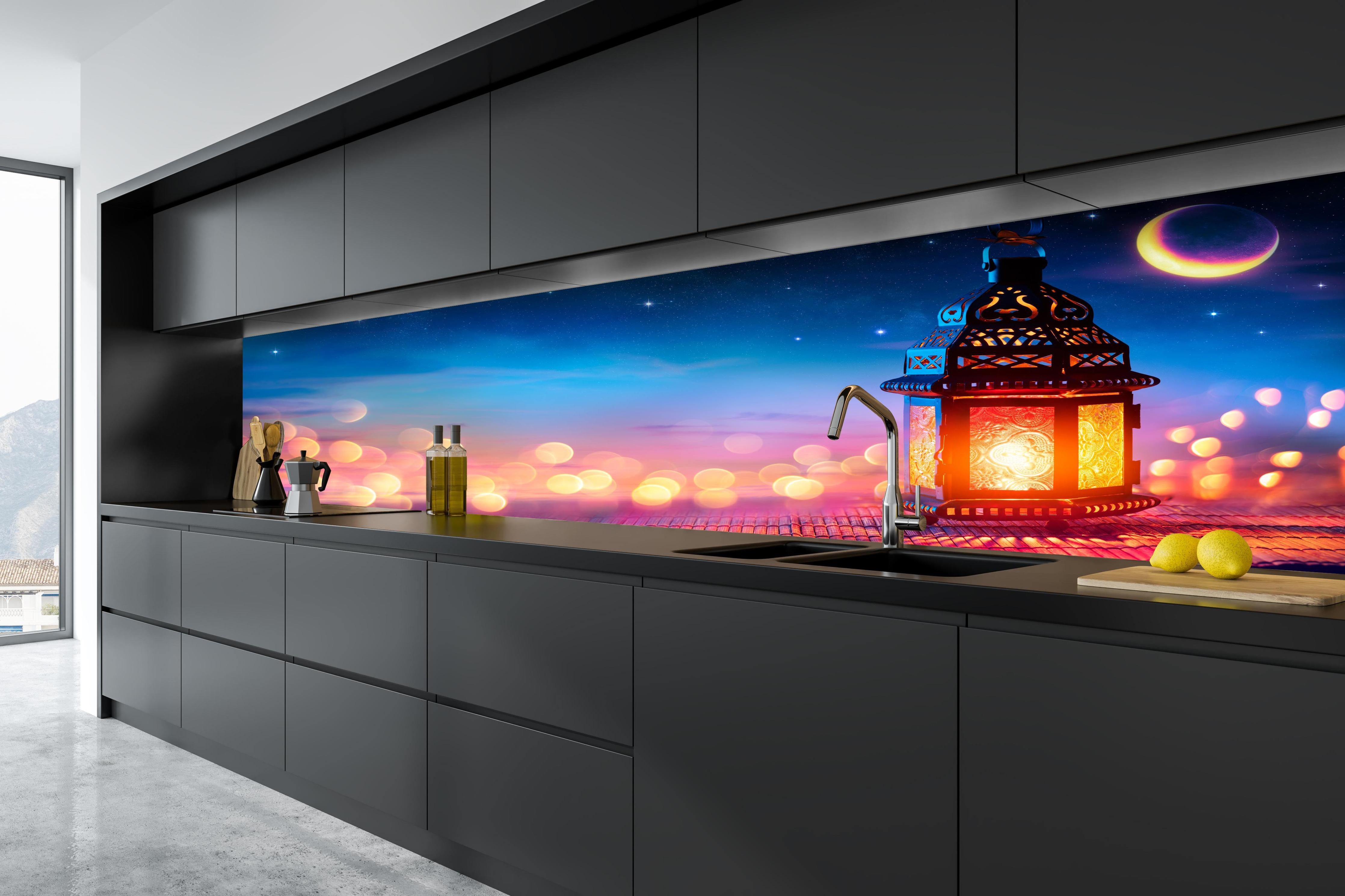 Küche - Laternenlicht bei Sternenhimmel hinter weißen Hochglanz-Küchenregalen und schwarzem Wasserhahn