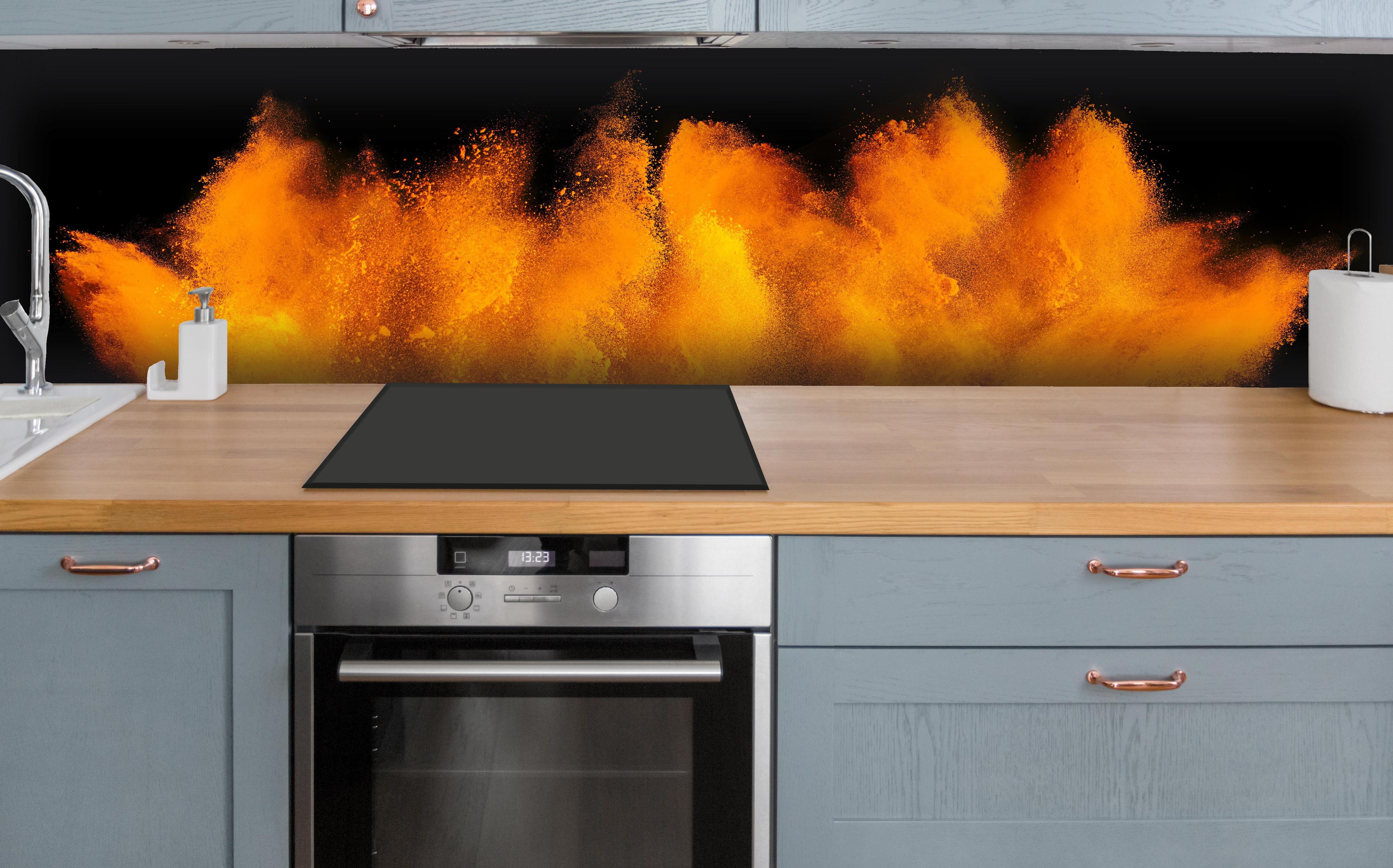 Küche - Lebendige Holi Farbexplosion auf Schwarz hinter weißen Hochglanz-Küchenregalen und schwarzem Wasserhahn