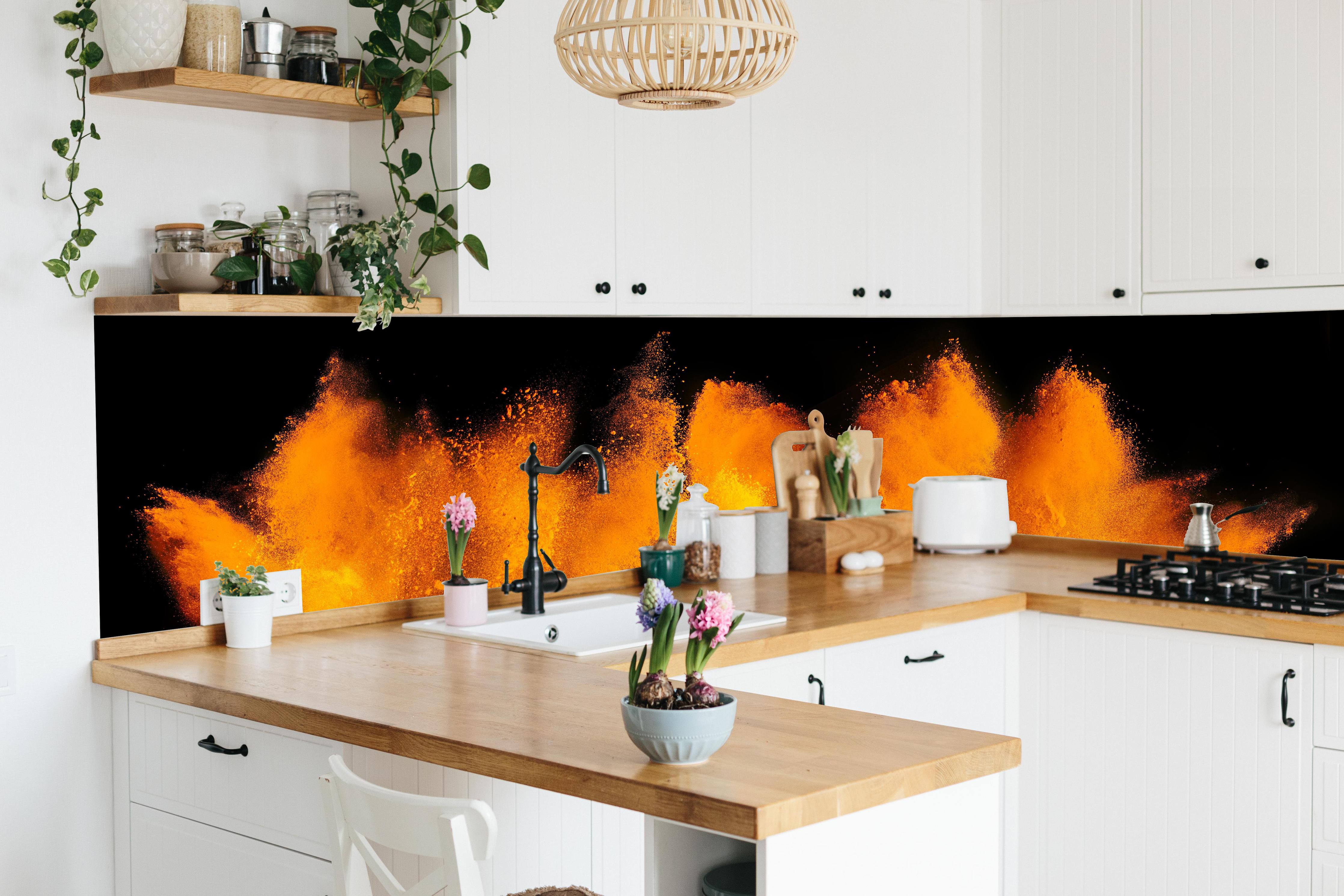 Küche - Lebendige Holi Farbexplosion auf Schwarz hinter weißen Hochglanz-Küchenregalen und schwarzem Wasserhahn