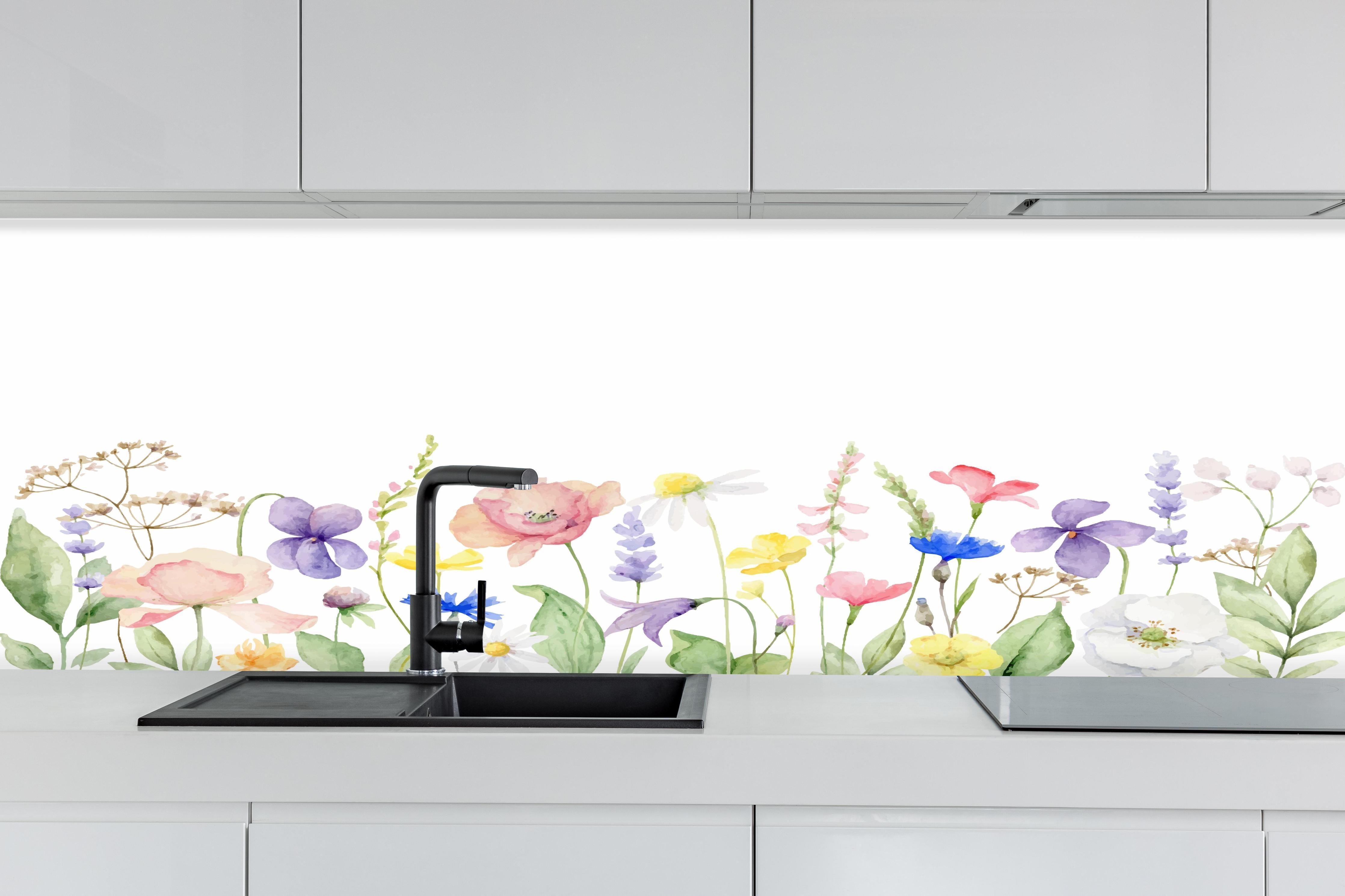Küche - Lebhafte Blumen und Pflanzen Aquarellmalerei hinter weißen Hochglanz-Küchenregalen und schwarzem Wasserhahn