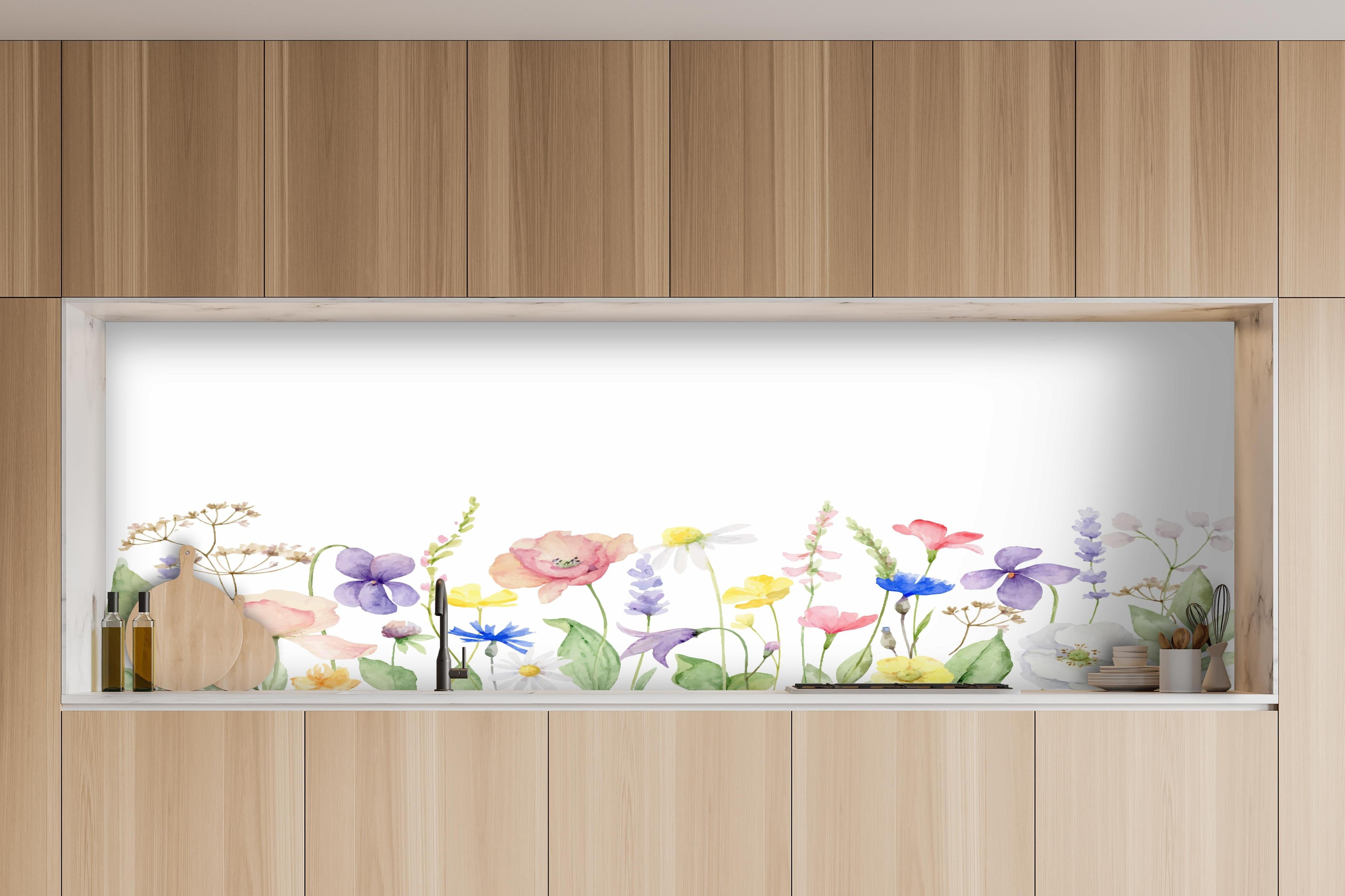 Küche - Lebhafte Blumen und Pflanzen Aquarellmalerei hinter weißen Hochglanz-Küchenregalen und schwarzem Wasserhahn