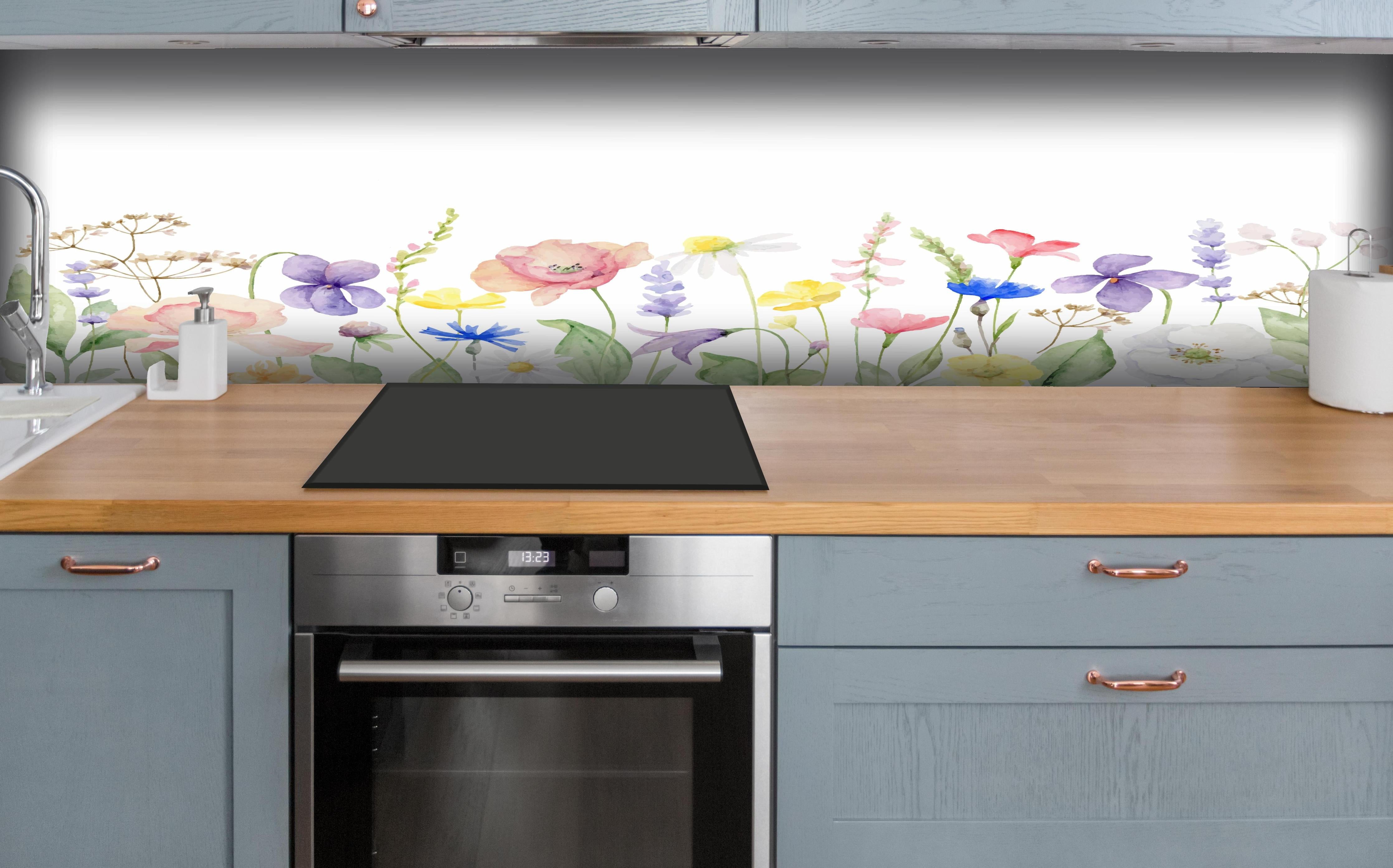 Küche - Lebhafte Blumen und Pflanzen Aquarellmalerei hinter weißen Hochglanz-Küchenregalen und schwarzem Wasserhahn