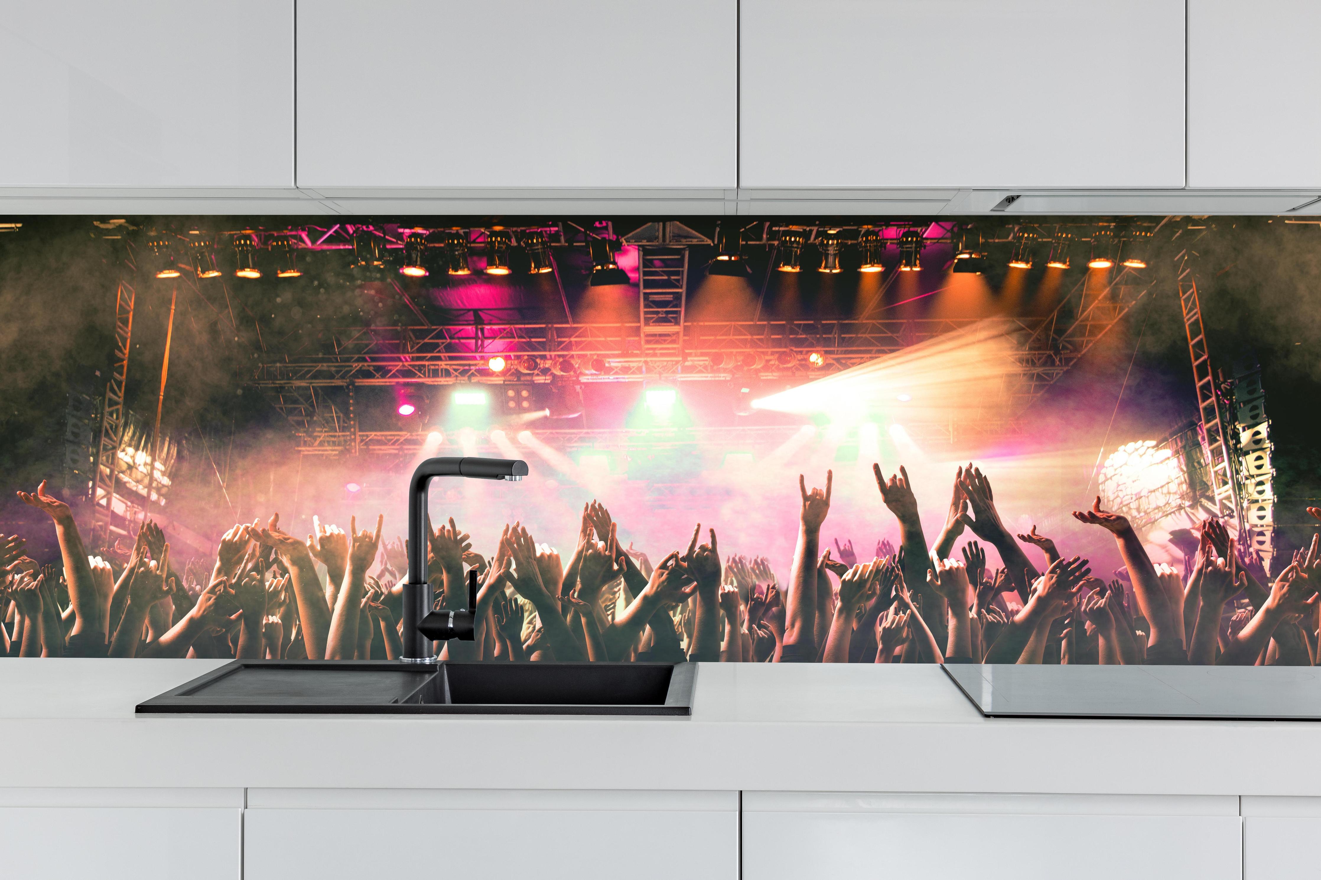 Küche - Lebhaftes Live-Musikkonzert mit Publikum hinter weißen Hochglanz-Küchenregalen und schwarzem Wasserhahn