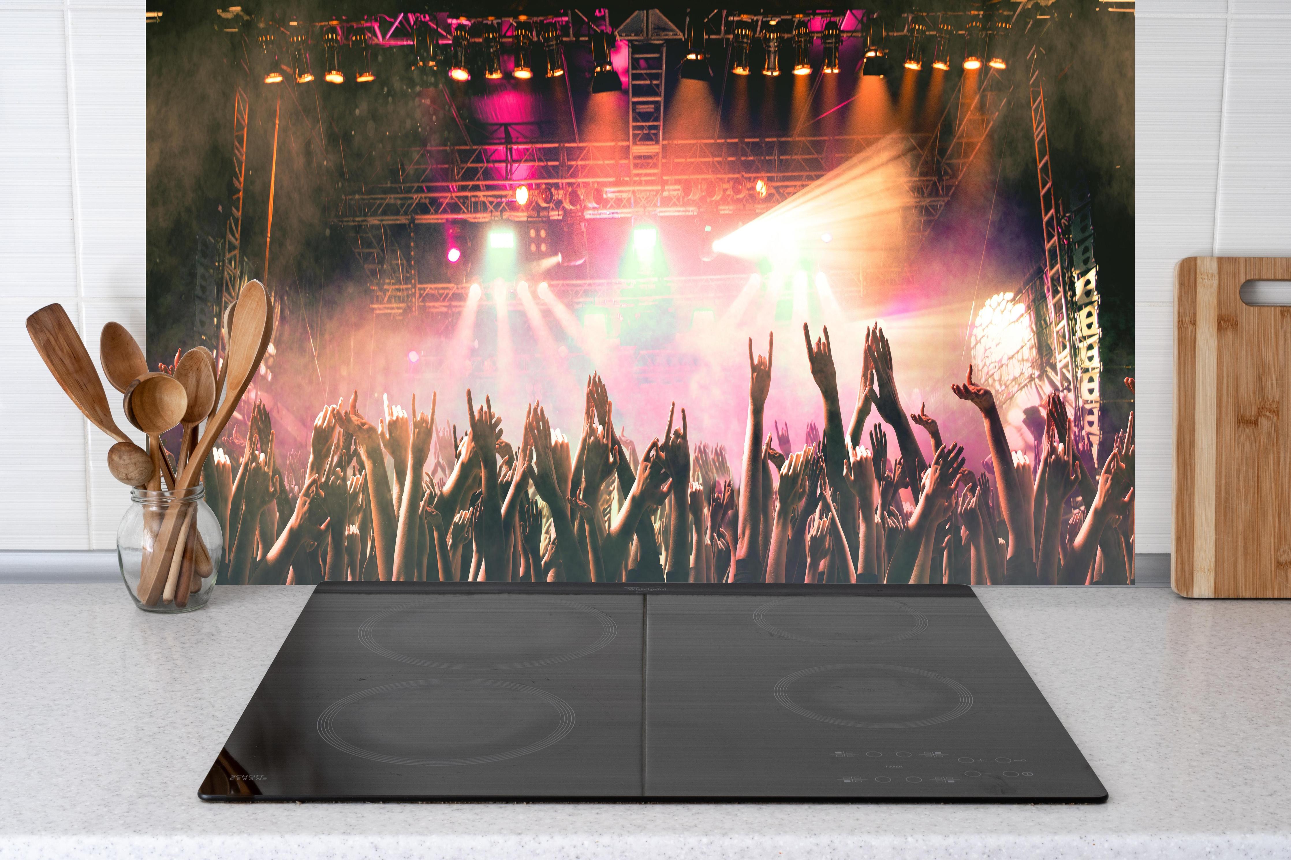 Küche - Lebhaftes Live-Musikkonzert mit Publikum hinter weißen Hochglanz-Küchenregalen und schwarzem Wasserhahn