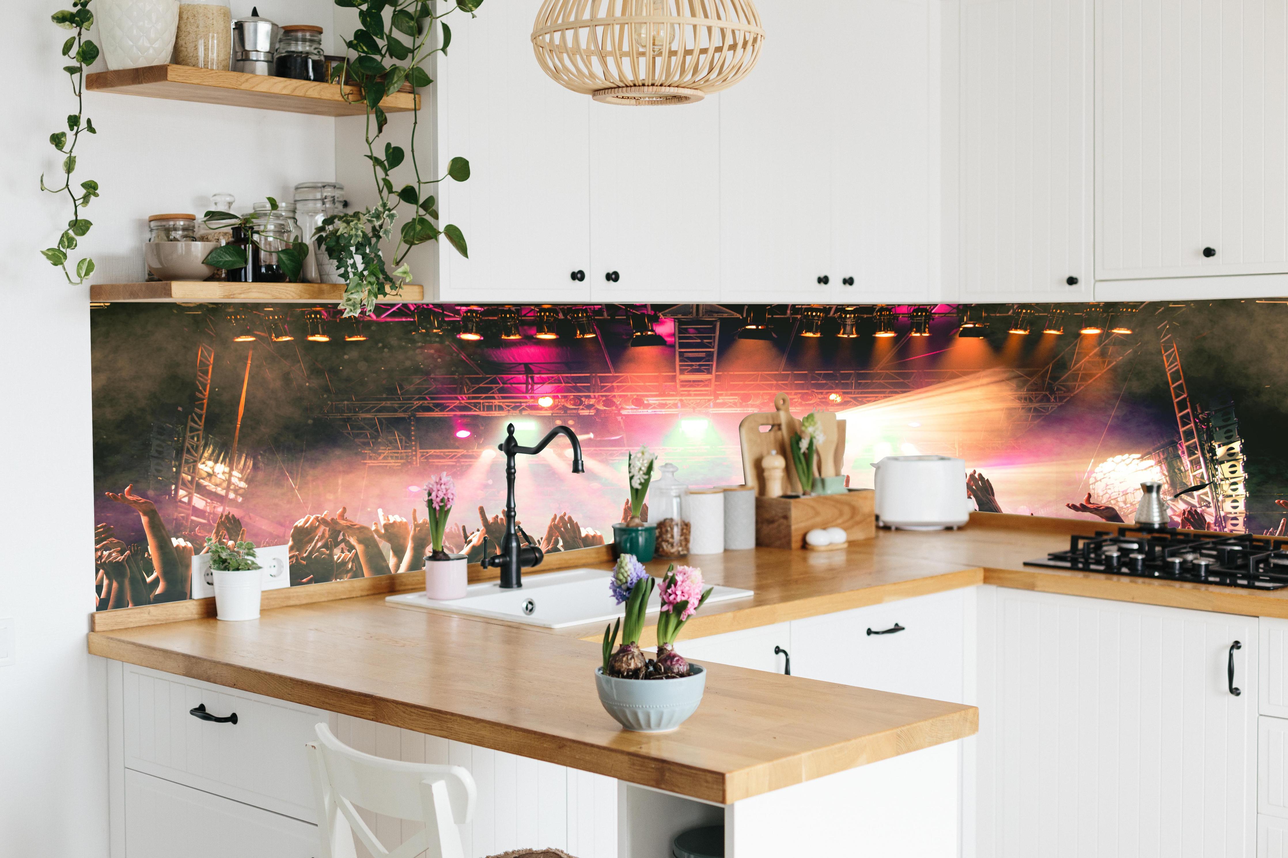 Küche - Lebhaftes Live-Musikkonzert mit Publikum hinter weißen Hochglanz-Küchenregalen und schwarzem Wasserhahn