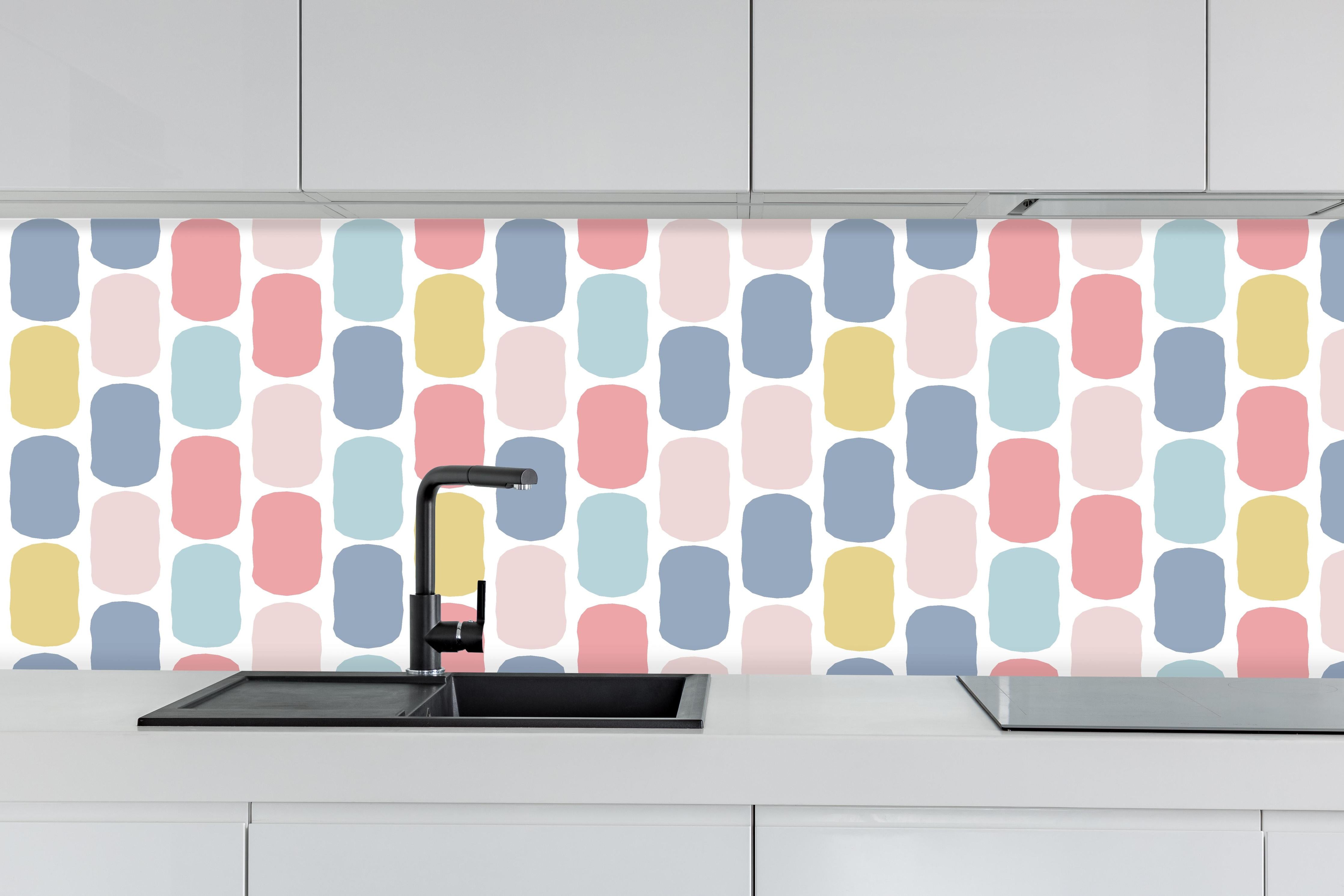 Küche - Lebhaftes Pastellrauten Design für moderne Deko hinter weißen Hochglanz-Küchenregalen und schwarzem Wasserhahn