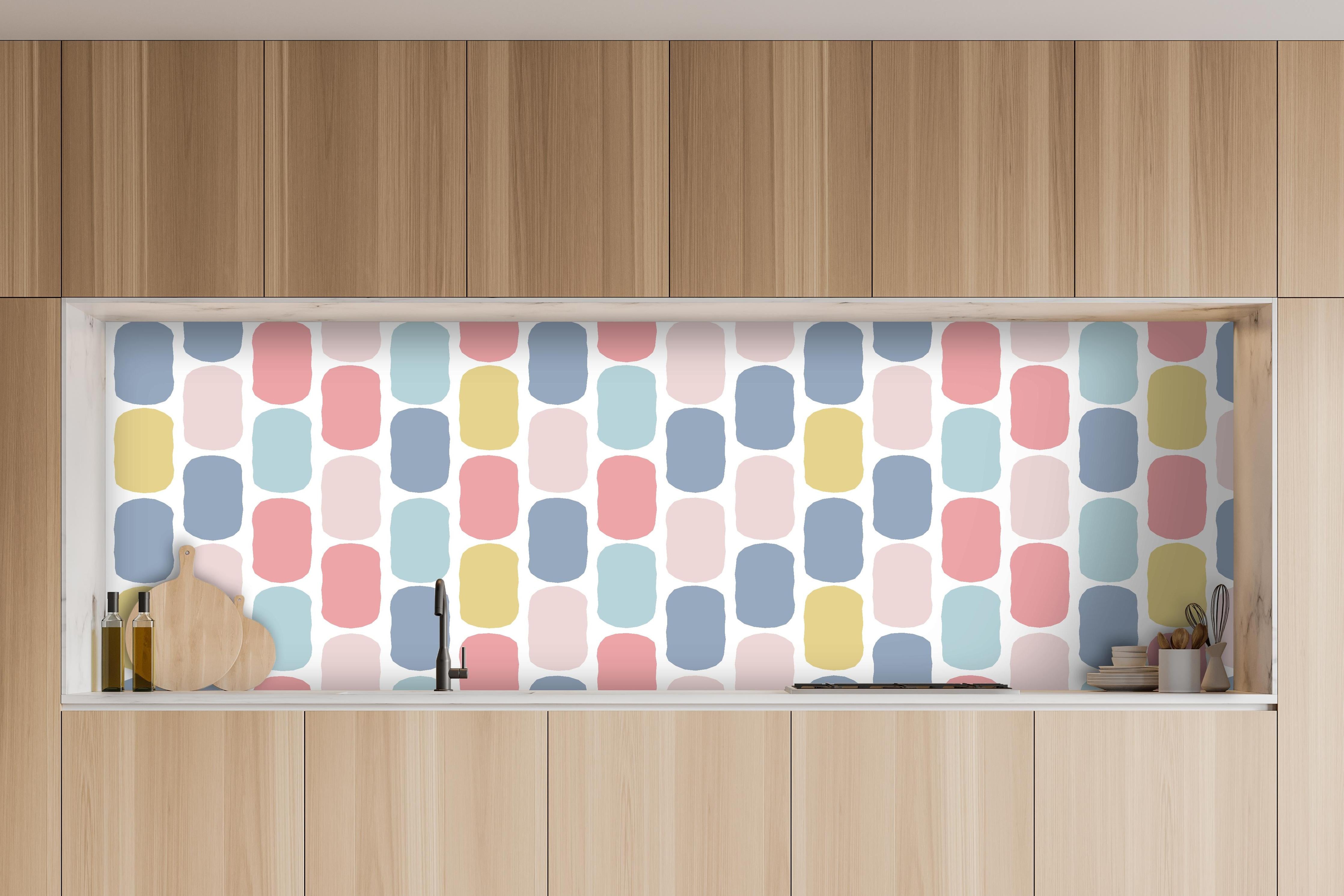 Küche - Lebhaftes Pastellrauten Design für moderne Deko hinter weißen Hochglanz-Küchenregalen und schwarzem Wasserhahn