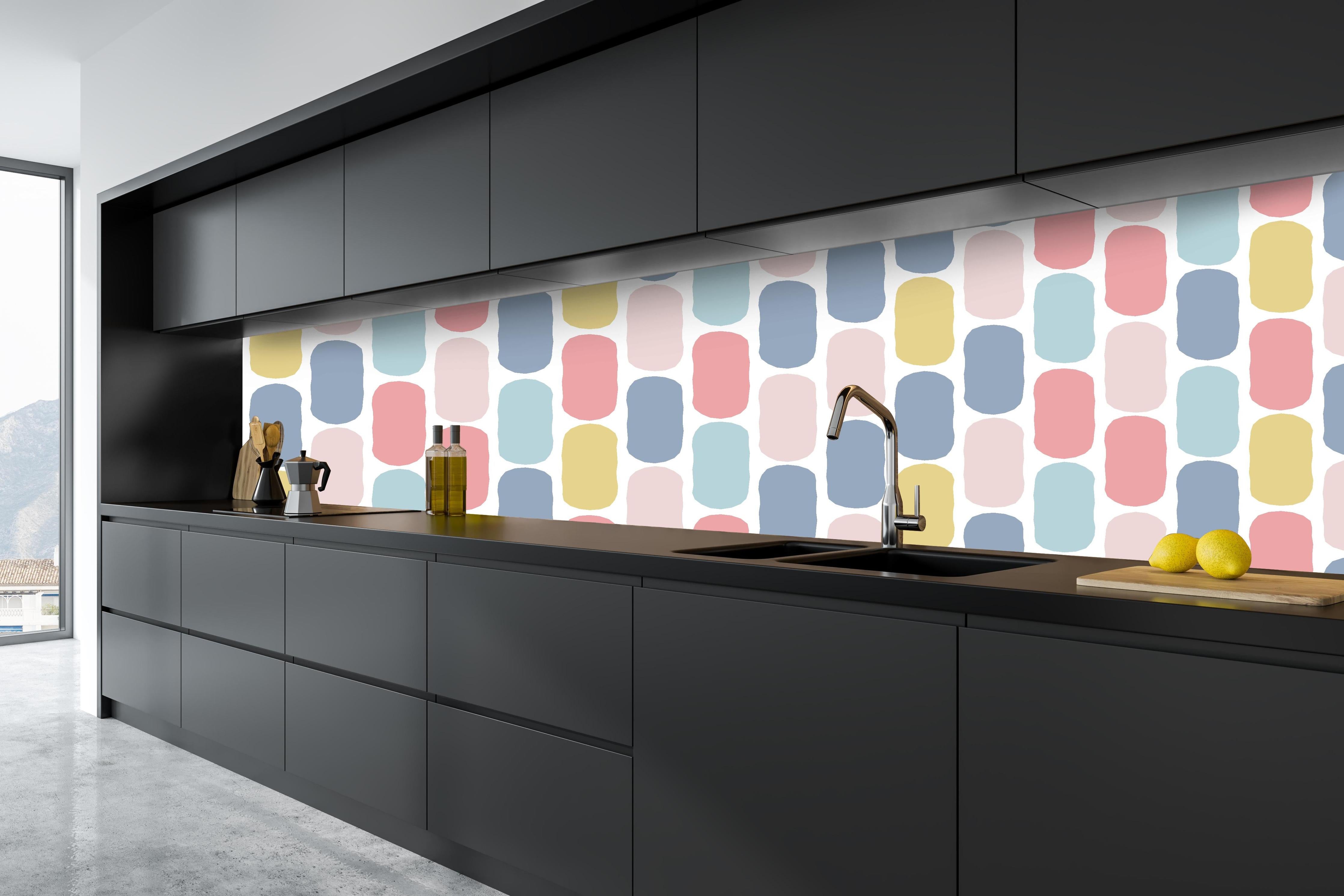 Küche - Lebhaftes Pastellrauten Design für moderne Deko hinter weißen Hochglanz-Küchenregalen und schwarzem Wasserhahn
