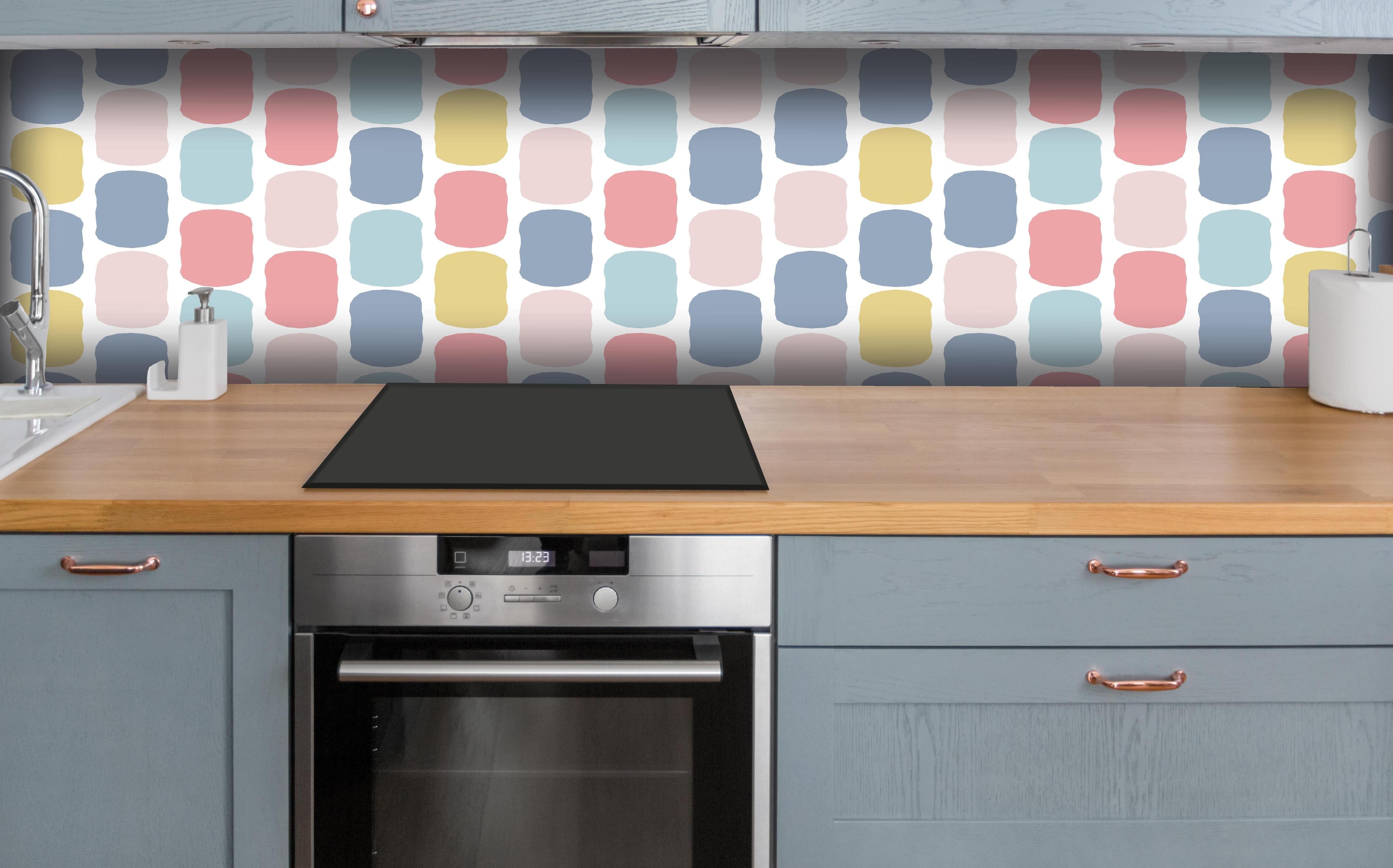 Küche - Lebhaftes Pastellrauten Design für moderne Deko hinter weißen Hochglanz-Küchenregalen und schwarzem Wasserhahn