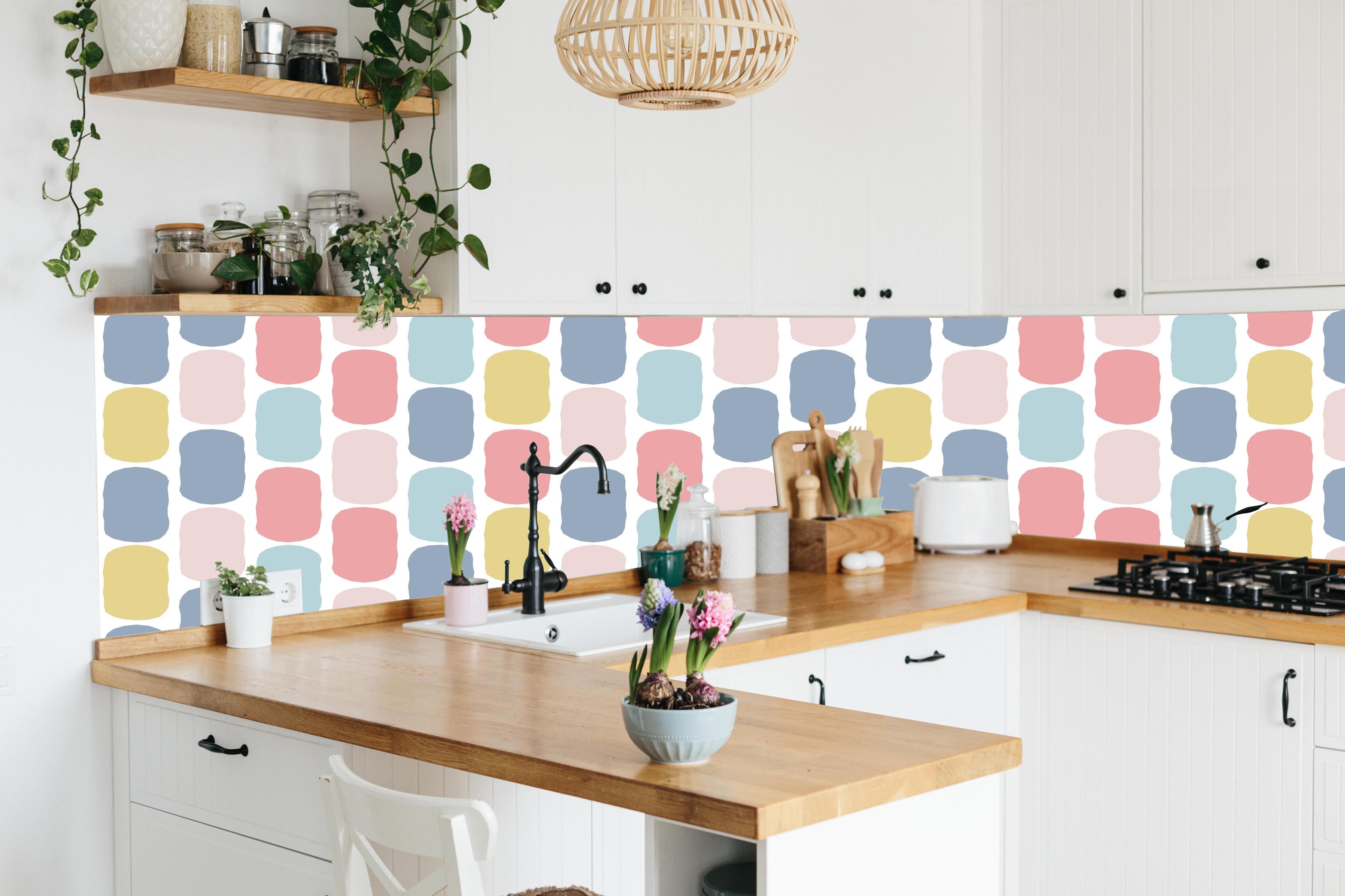 Küche - Lebhaftes Pastellrauten Design für moderne Deko hinter weißen Hochglanz-Küchenregalen und schwarzem Wasserhahn