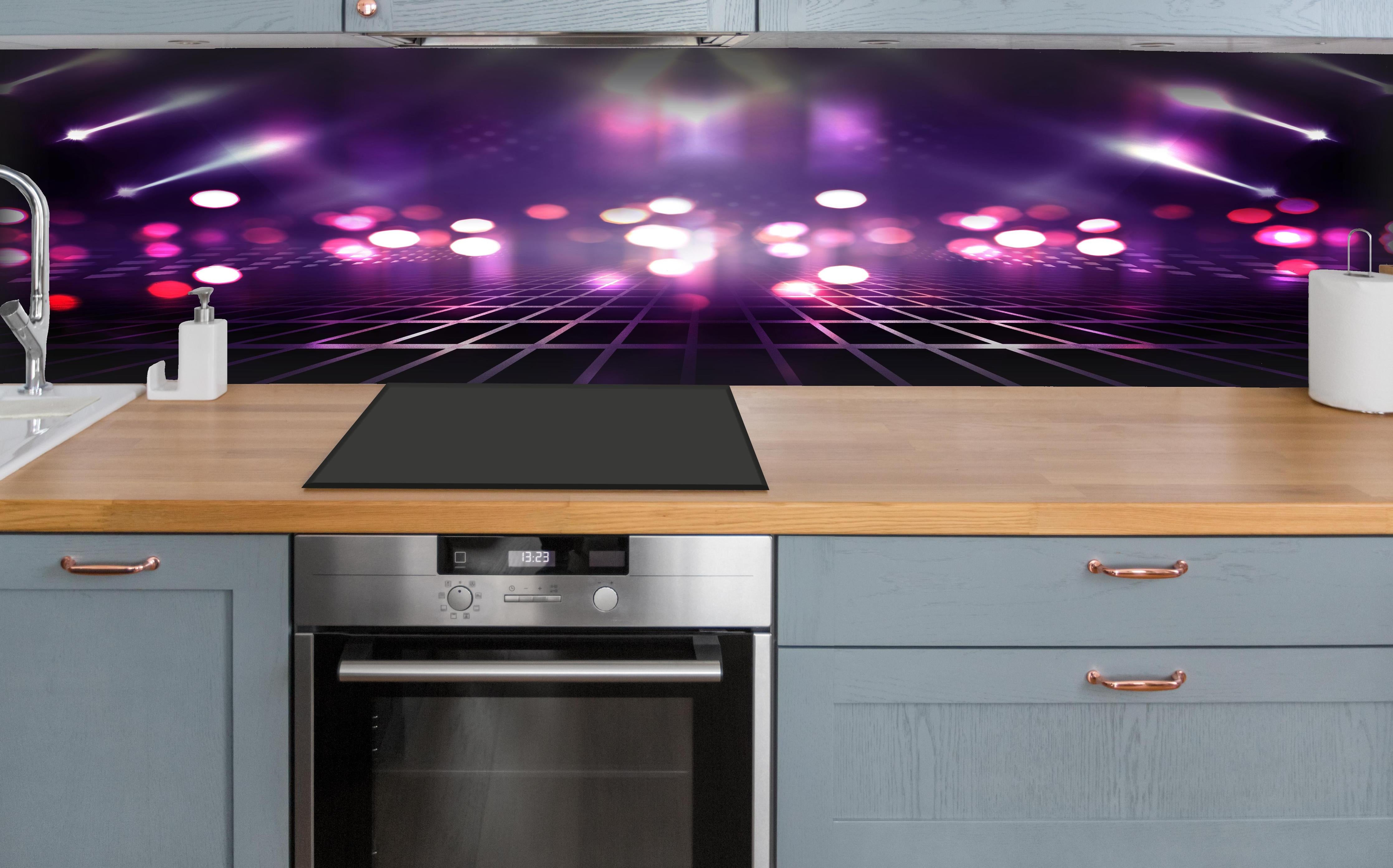 Küche - Leere Hintergrundszene. Ultraviolettes Licht hinter weißen Hochglanz-Küchenregalen und schwarzem Wasserhahn