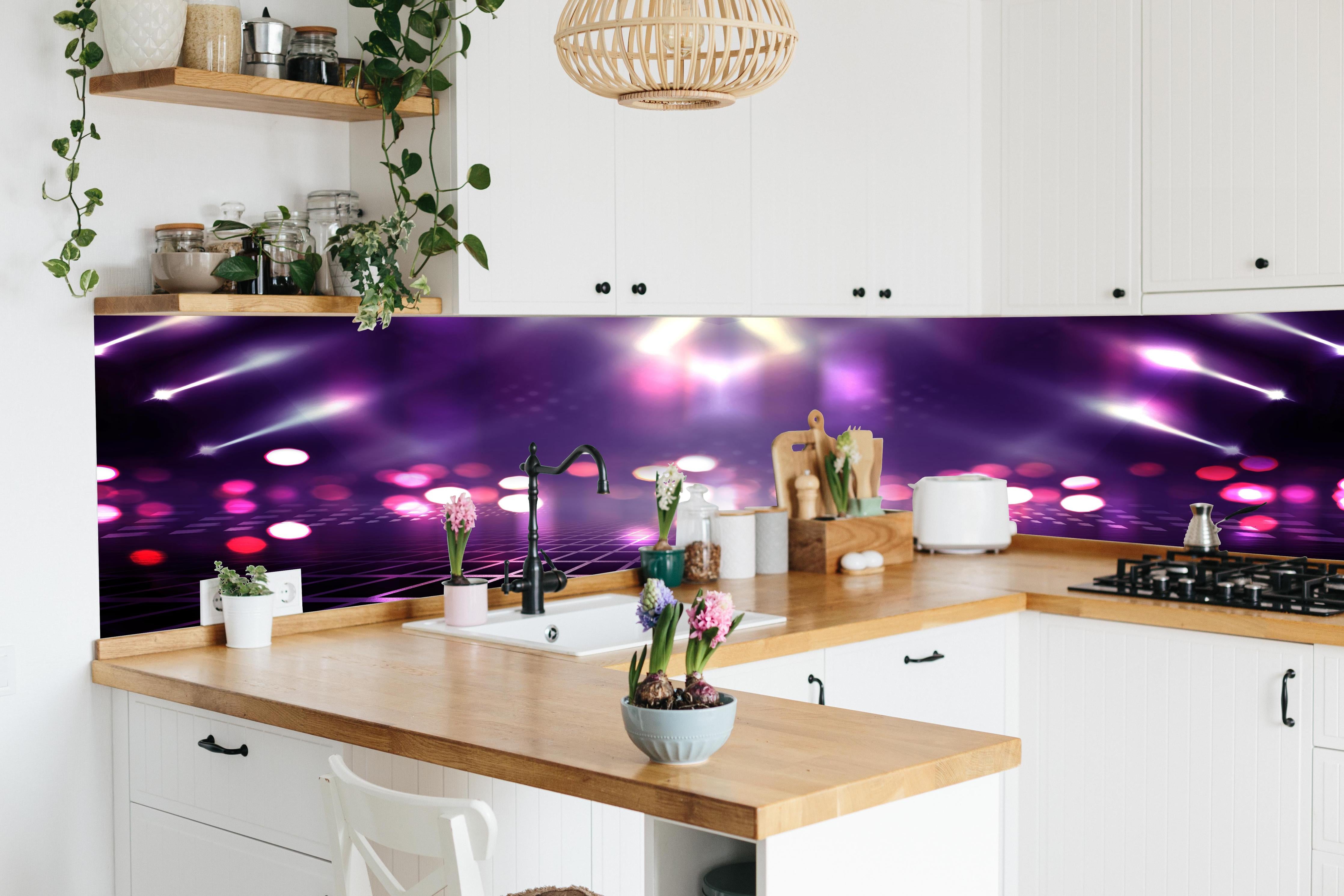 Küche - Leere Hintergrundszene. Ultraviolettes Licht hinter weißen Hochglanz-Küchenregalen und schwarzem Wasserhahn