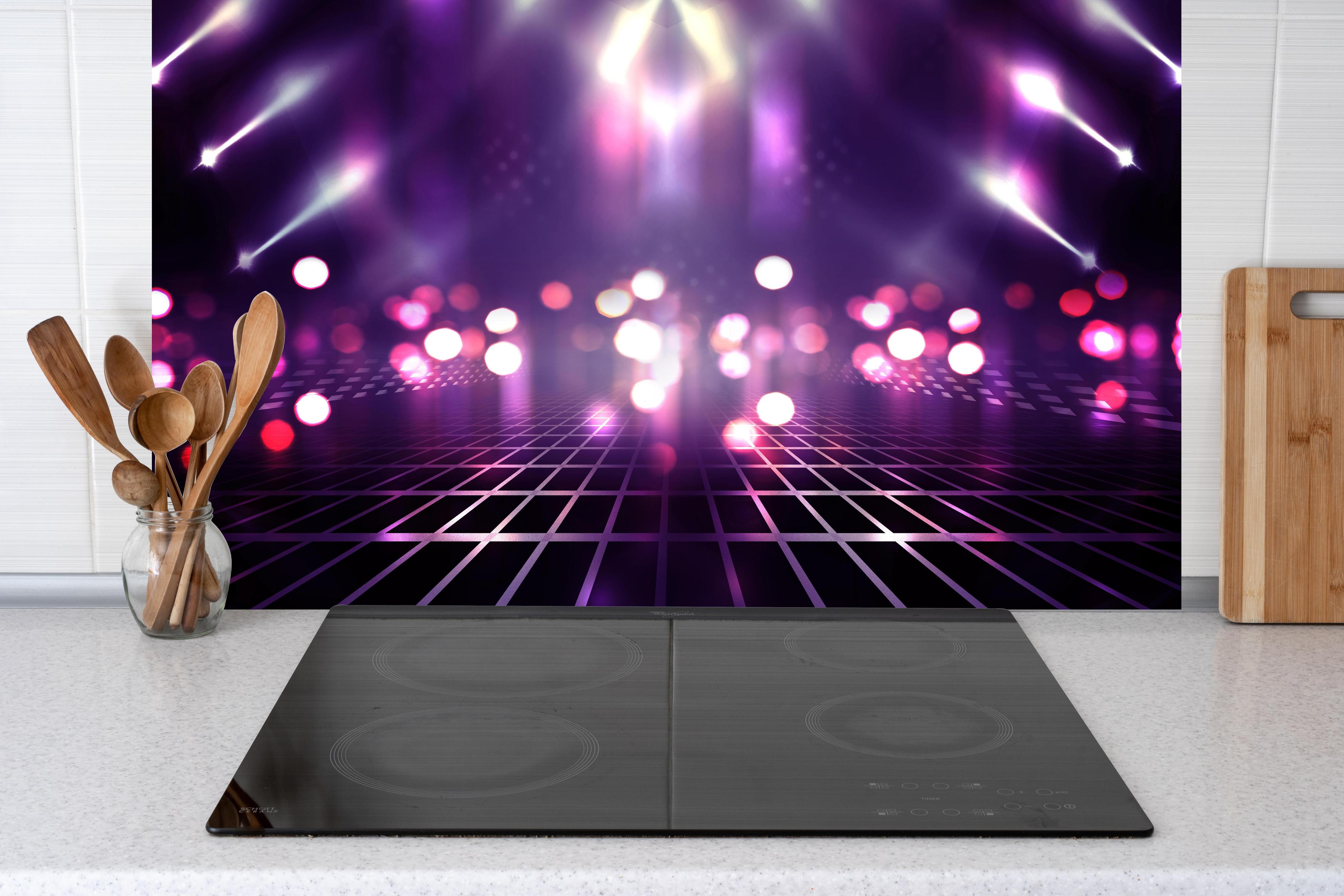 Küche - Leere Hintergrundszene. Ultraviolettes Licht hinter weißen Hochglanz-Küchenregalen und schwarzem Wasserhahn