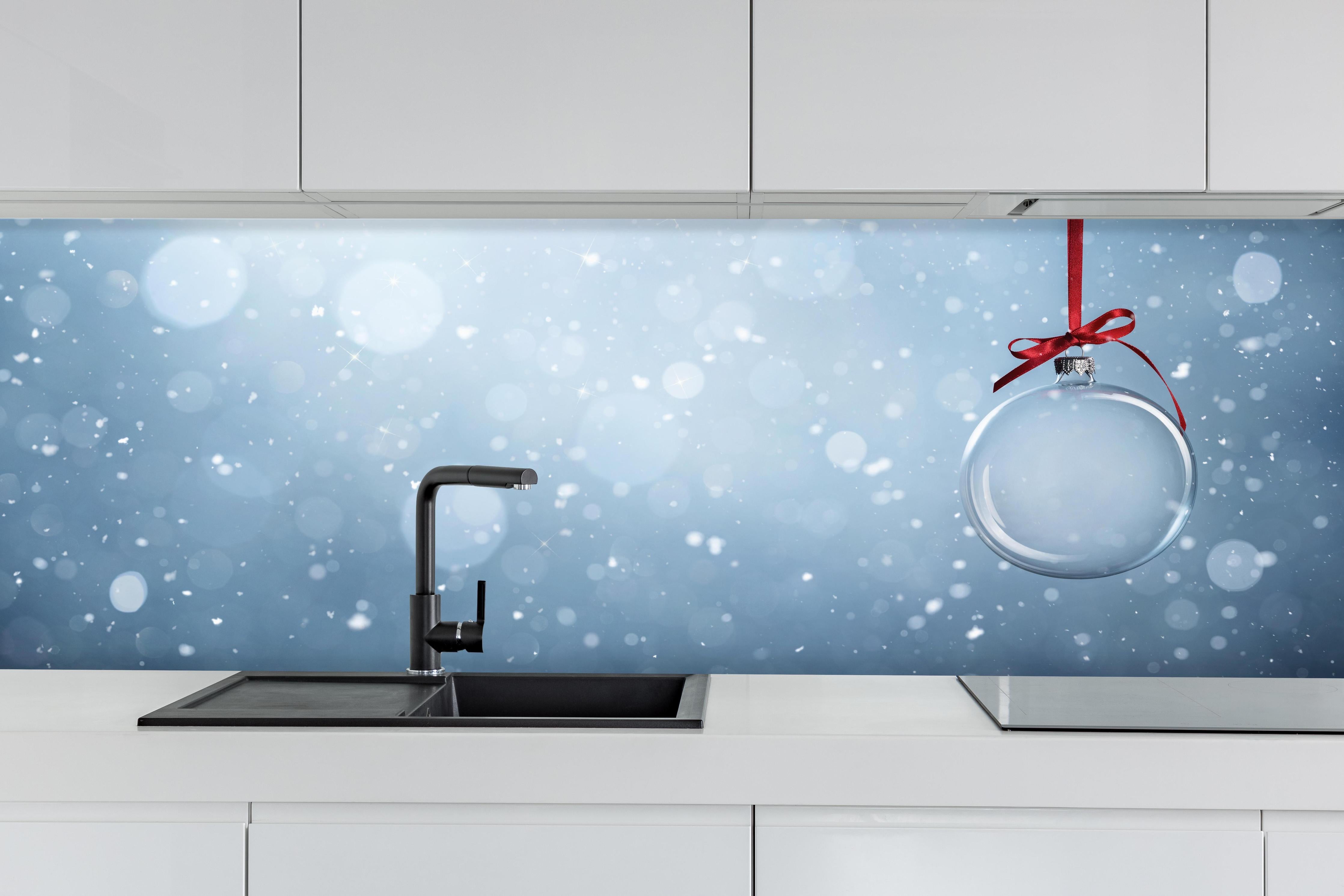 Küche - Leere Weihnachtskugel hinter weißen Hochglanz-Küchenregalen und schwarzem Wasserhahn