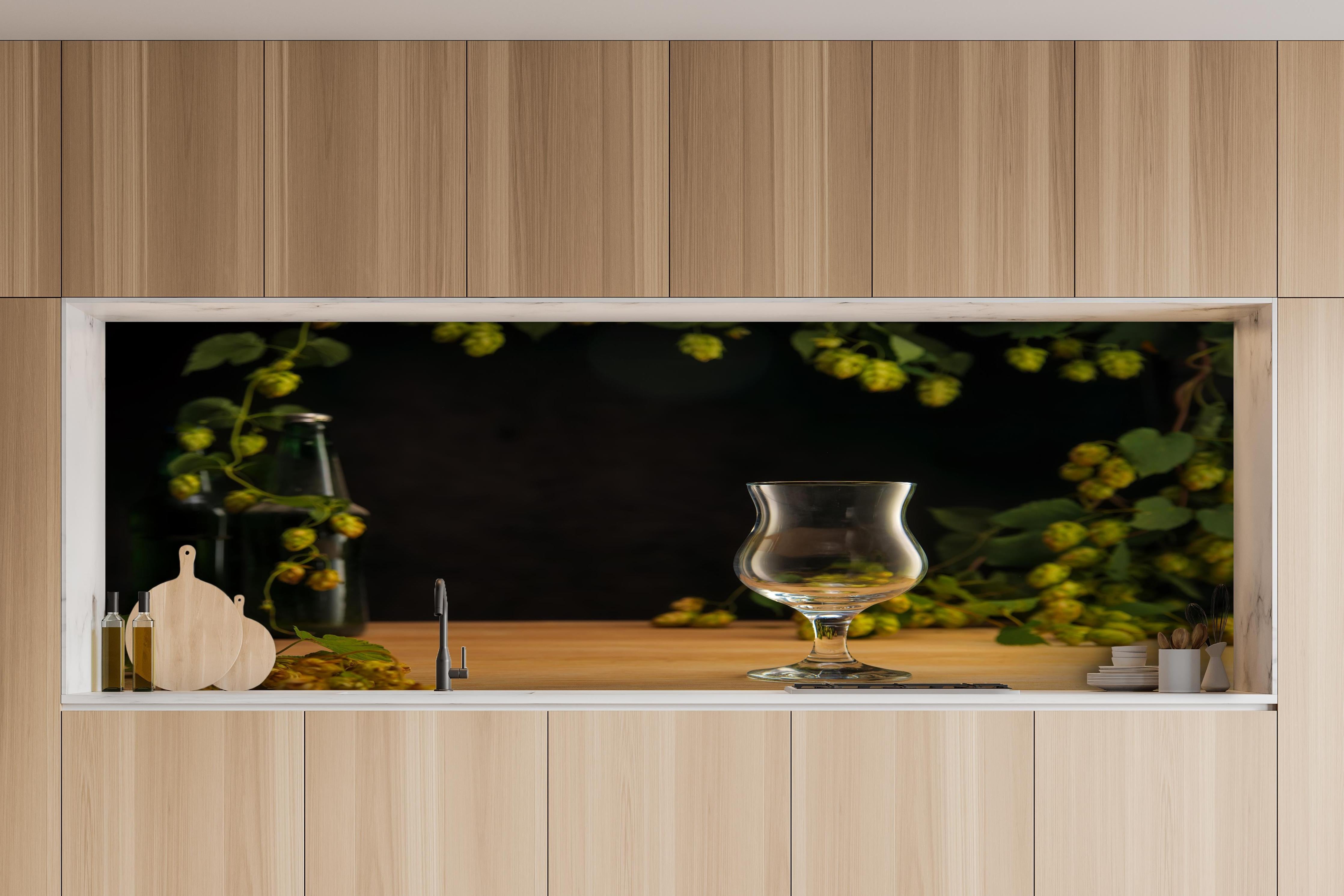 Küche - Leeres Tulpenglas auf Holztisch hinter weißen Hochglanz-Küchenregalen und schwarzem Wasserhahn