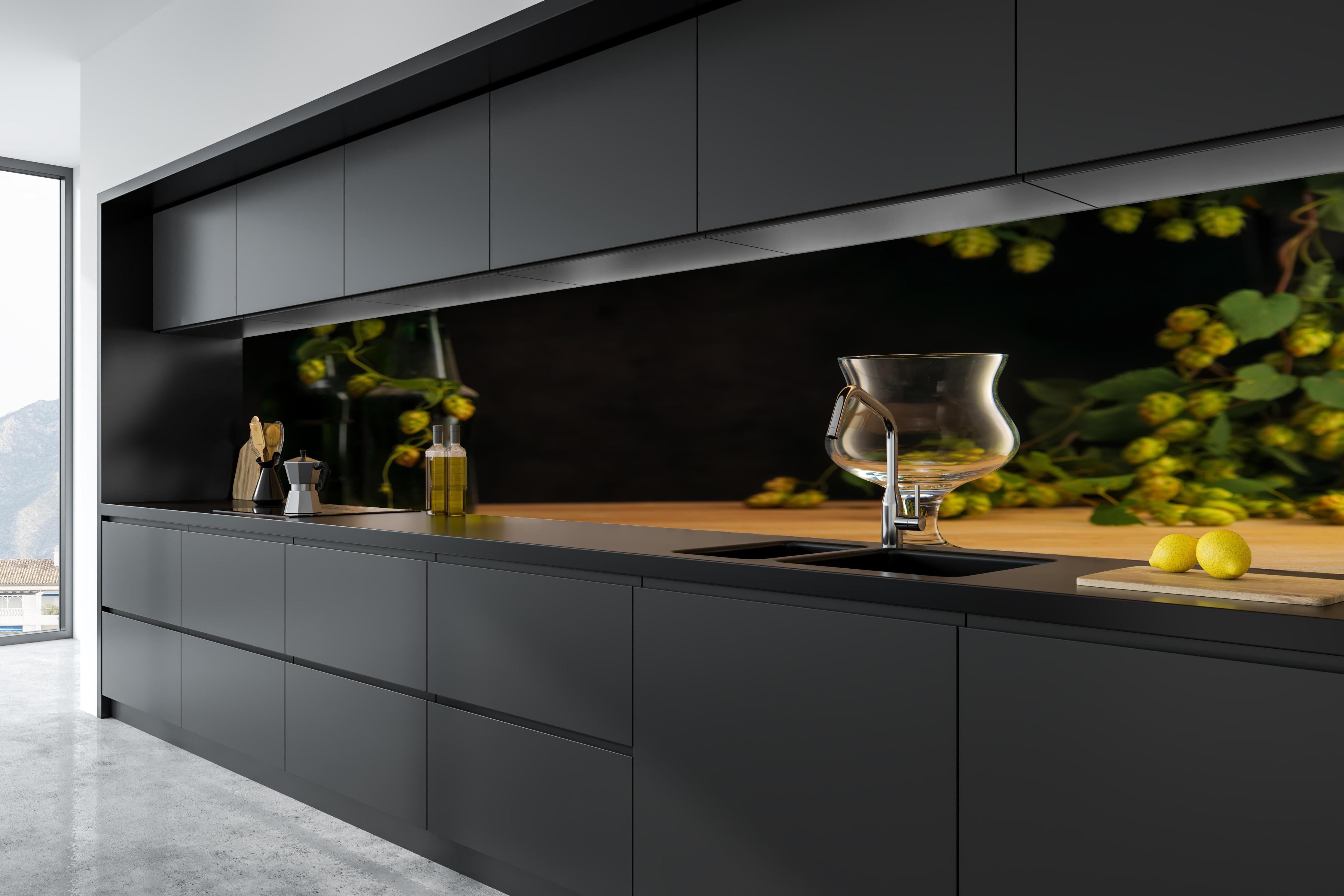 Küche - Leeres Tulpenglas auf Holztisch hinter weißen Hochglanz-Küchenregalen und schwarzem Wasserhahn