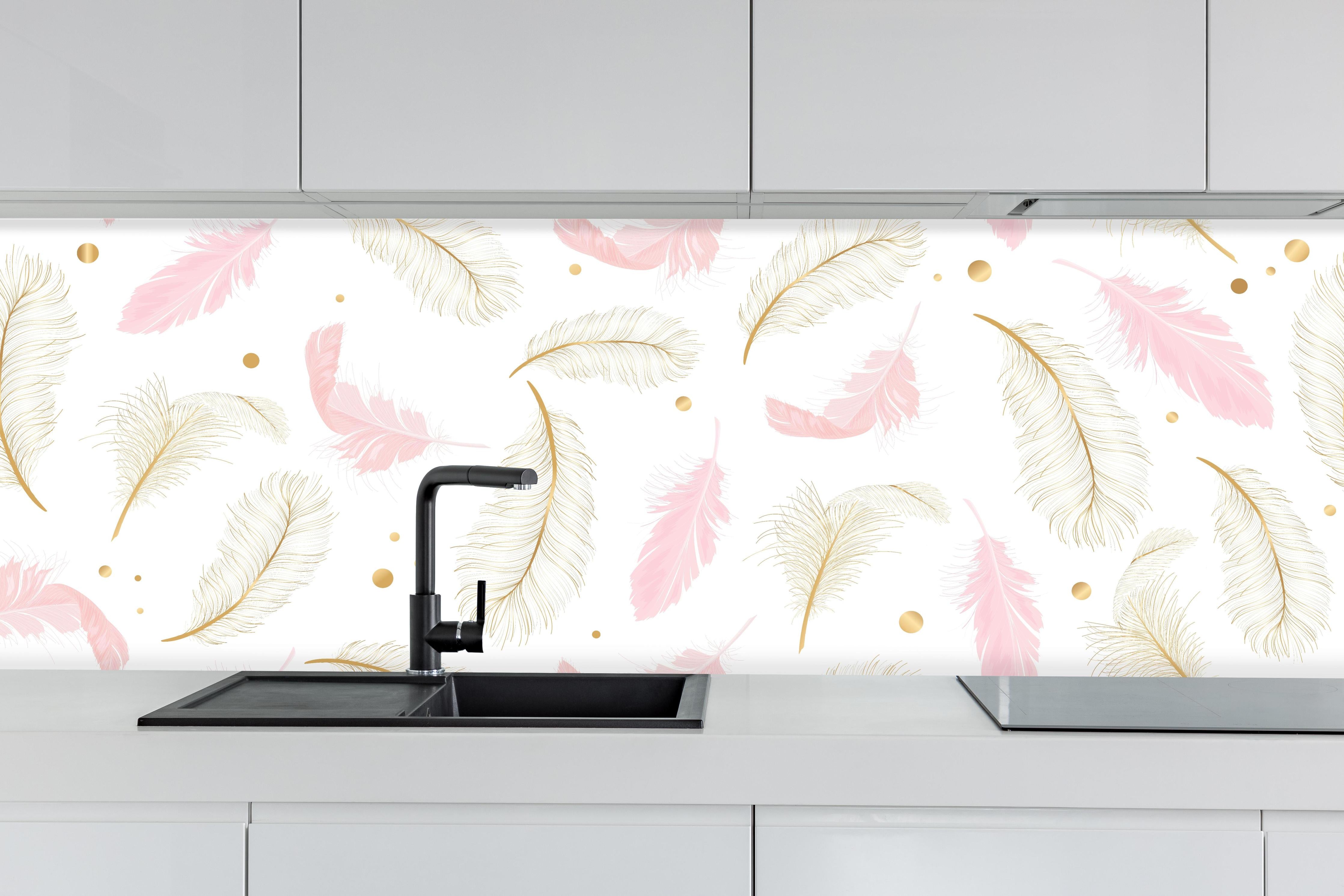 Küche - Leichtes Federmuster mit goldenen Akzenten hinter weißen Hochglanz-Küchenregalen und schwarzem Wasserhahn