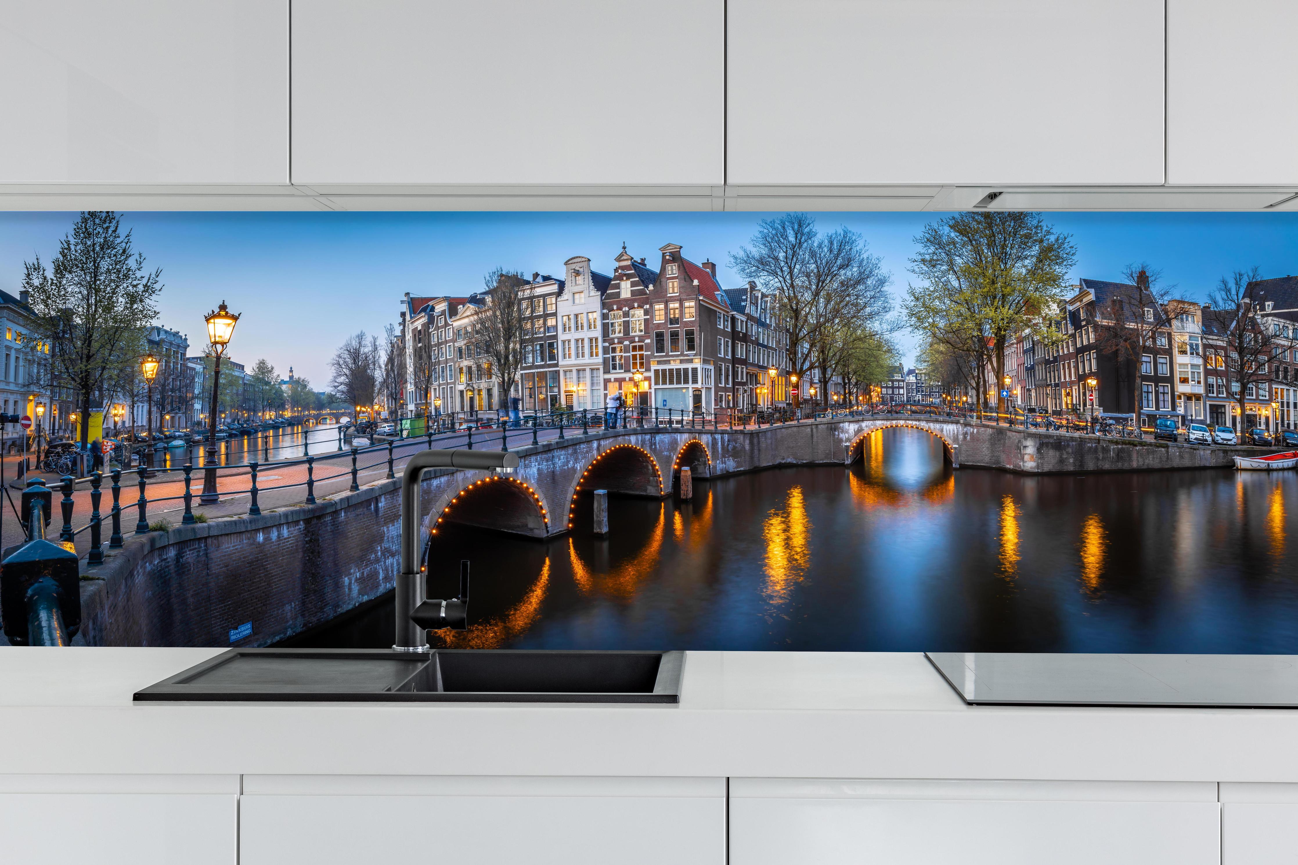 Küche - Leidsegracht-Brücke - Amsterdam hinter weißen Hochglanz-Küchenregalen und schwarzem Wasserhahn