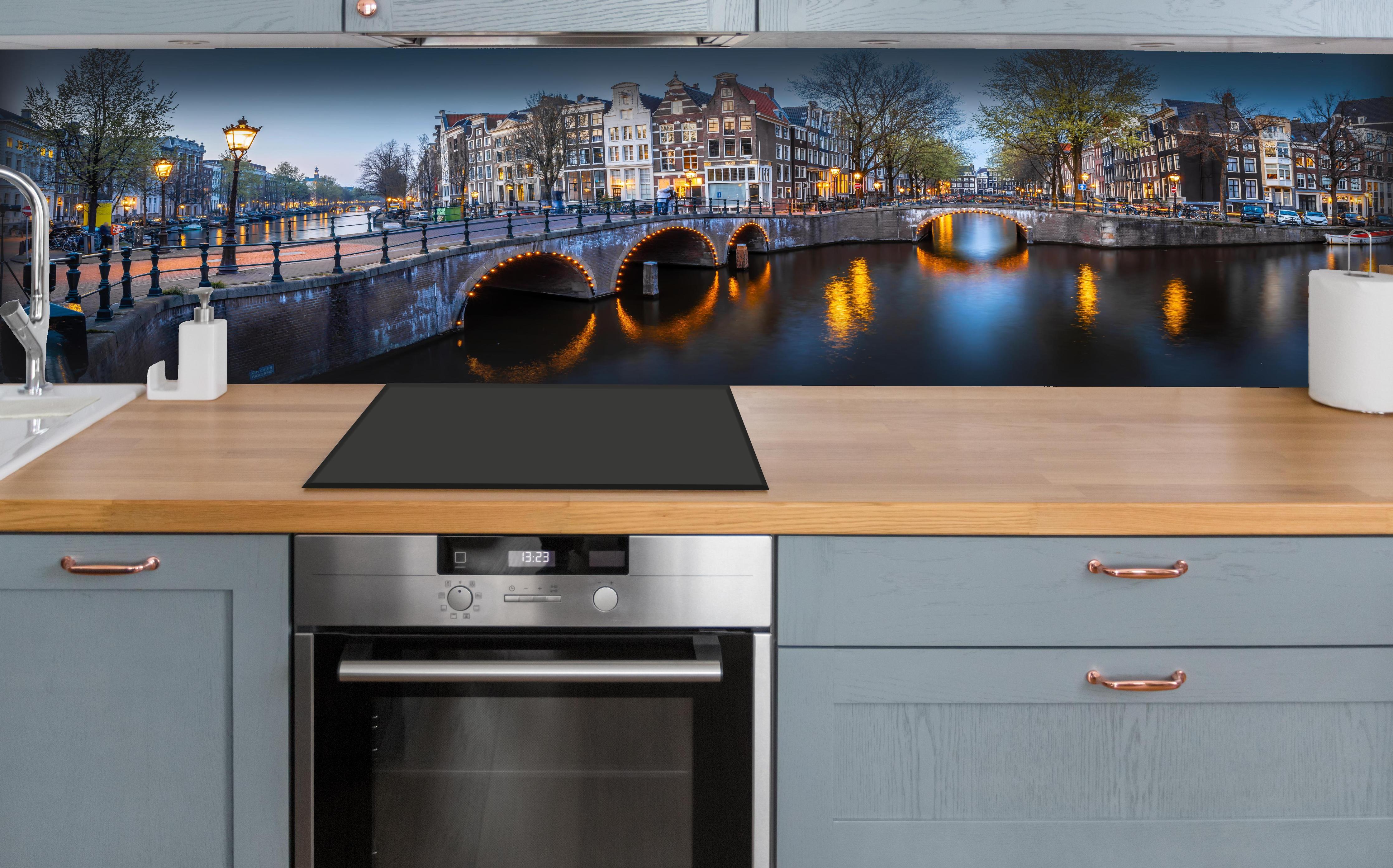 Küche - Leidsegracht-Brücke - Amsterdam hinter weißen Hochglanz-Küchenregalen und schwarzem Wasserhahn