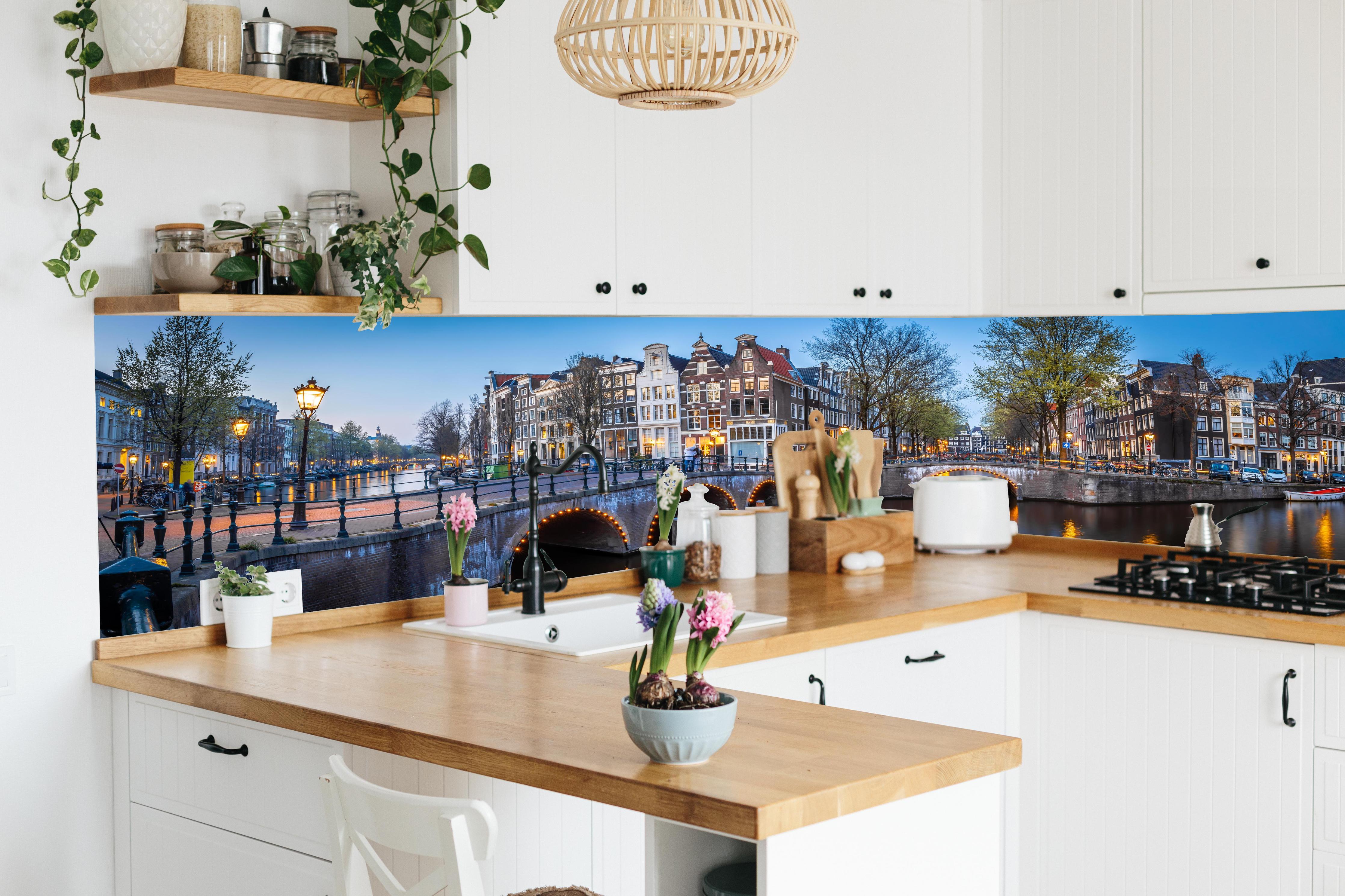 Küche - Leidsegracht-Brücke - Amsterdam hinter weißen Hochglanz-Küchenregalen und schwarzem Wasserhahn