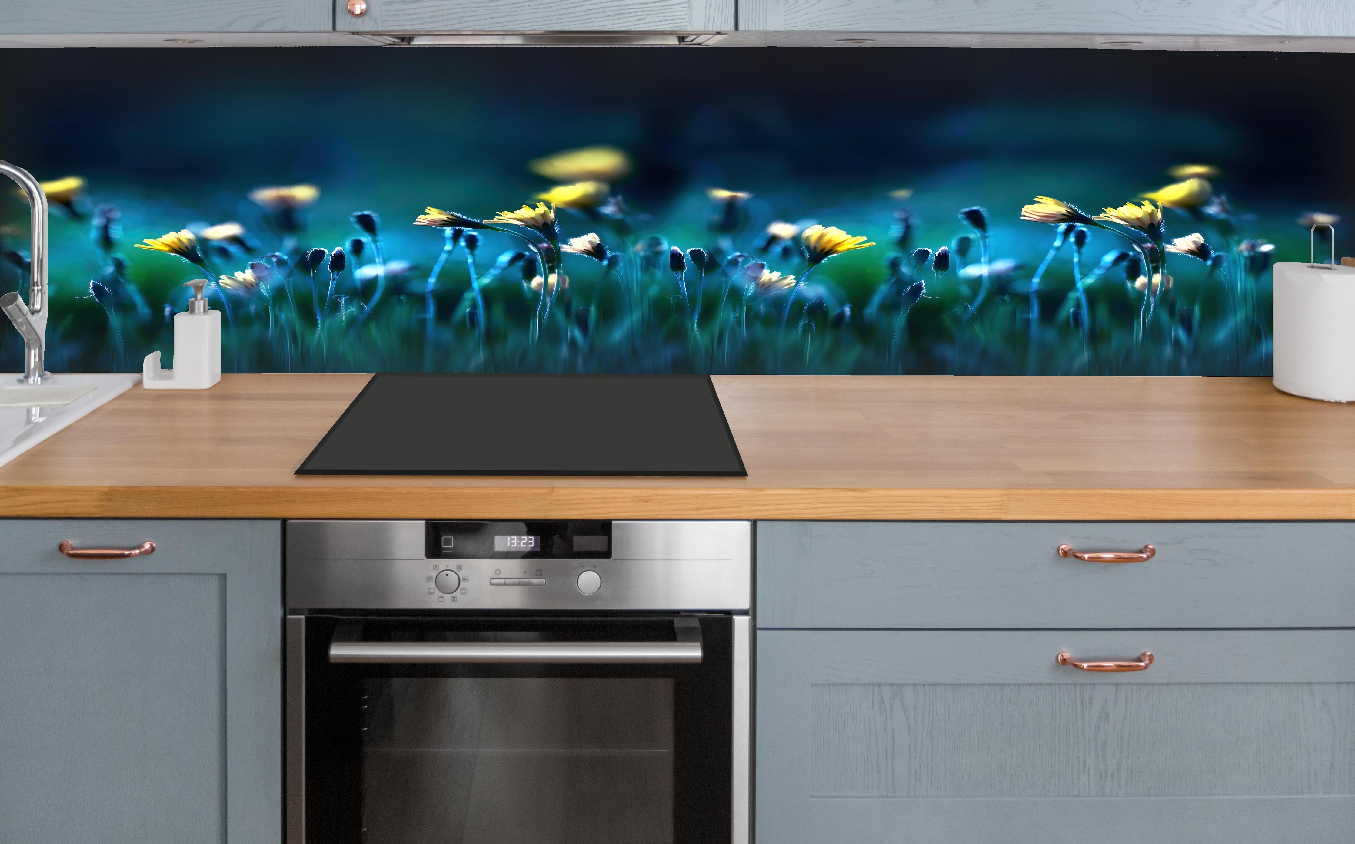 Küche - Leuchtende Blumen auf dunkelblauer Wiese hinter weißen Hochglanz-Küchenregalen und schwarzem Wasserhahn