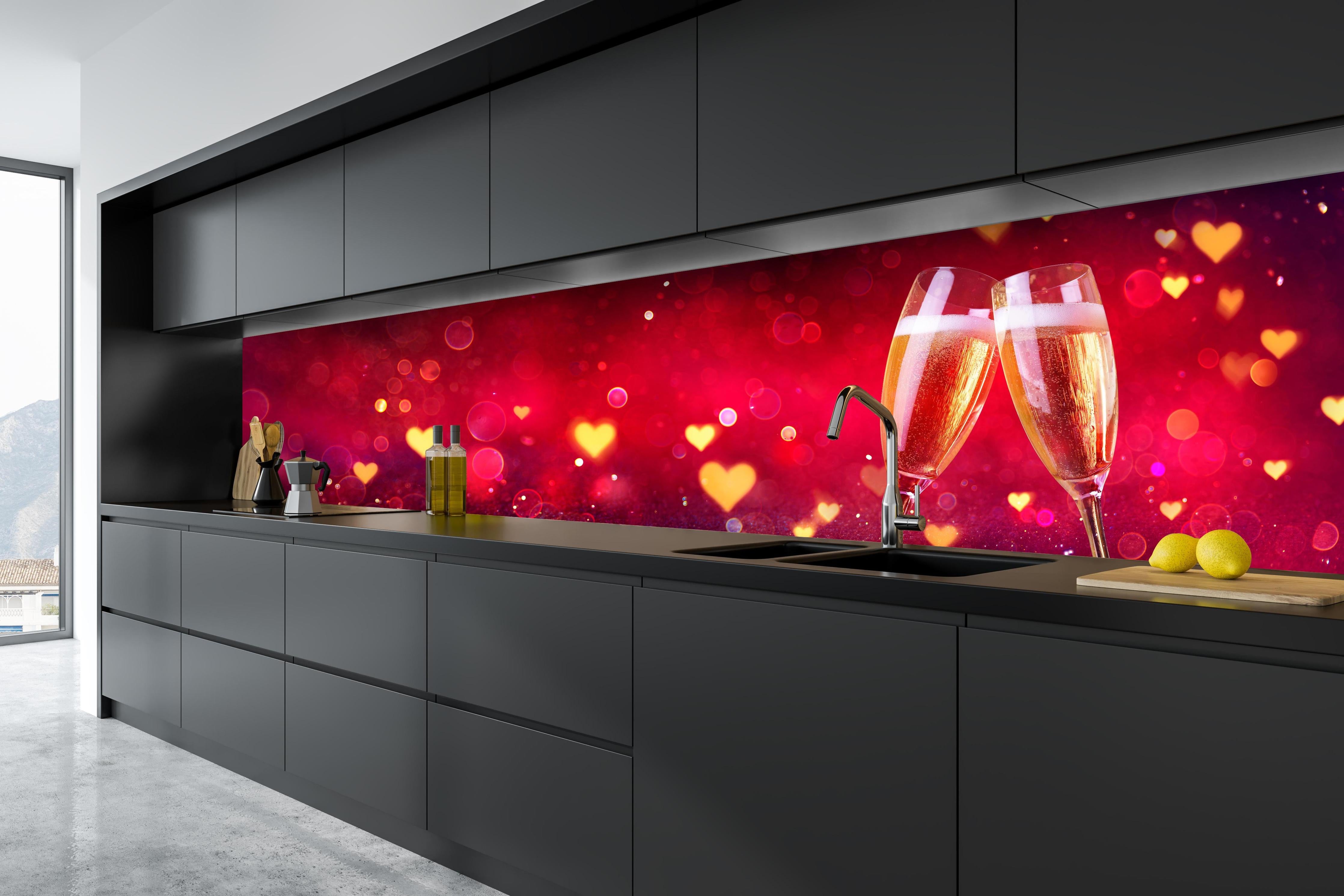 Küche - Liebevoller Anstoß hinter weißen Hochglanz-Küchenregalen und schwarzem Wasserhahn