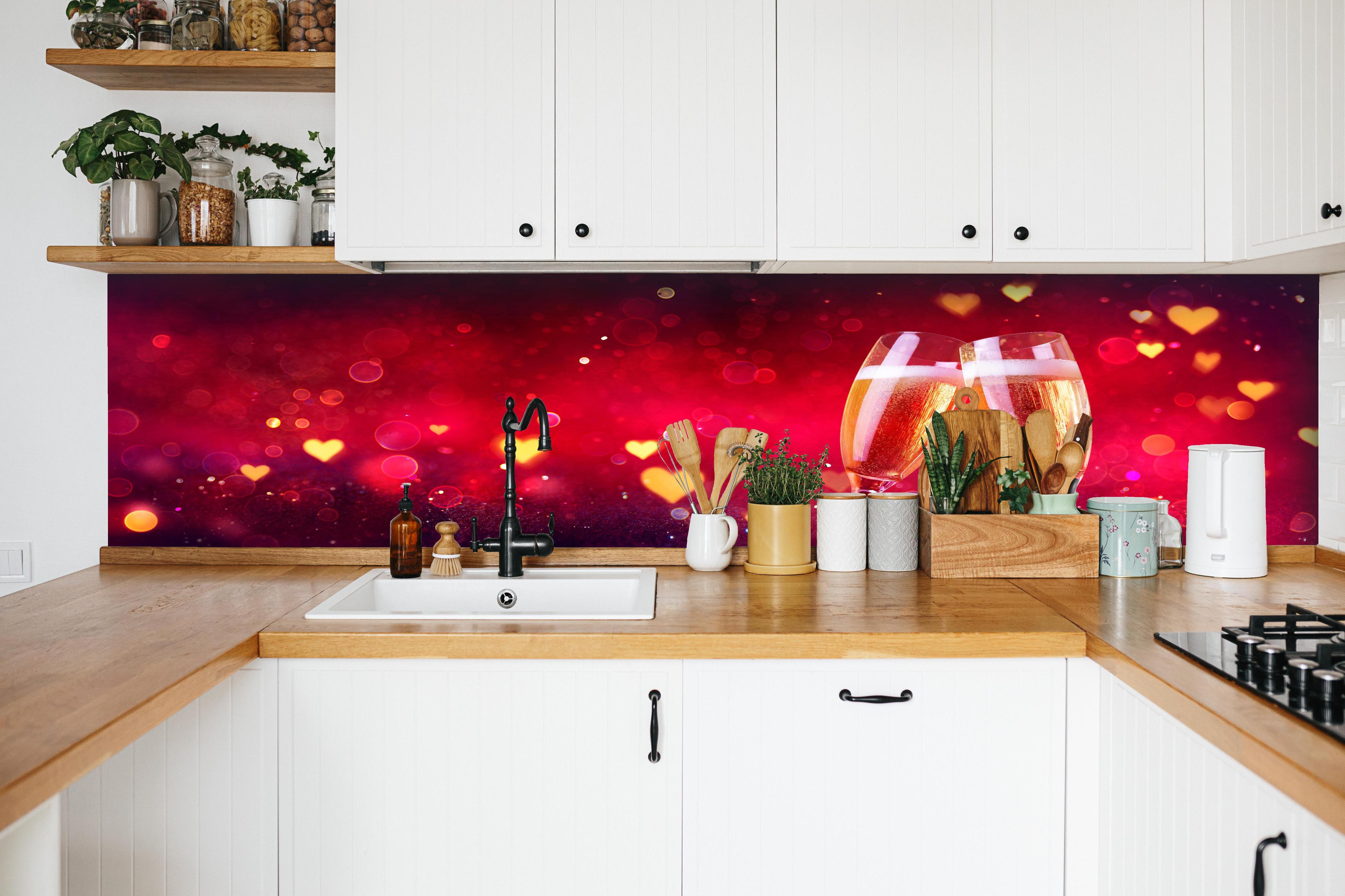 Küche - Liebevoller Anstoß hinter weißen Hochglanz-Küchenregalen und schwarzem Wasserhahn