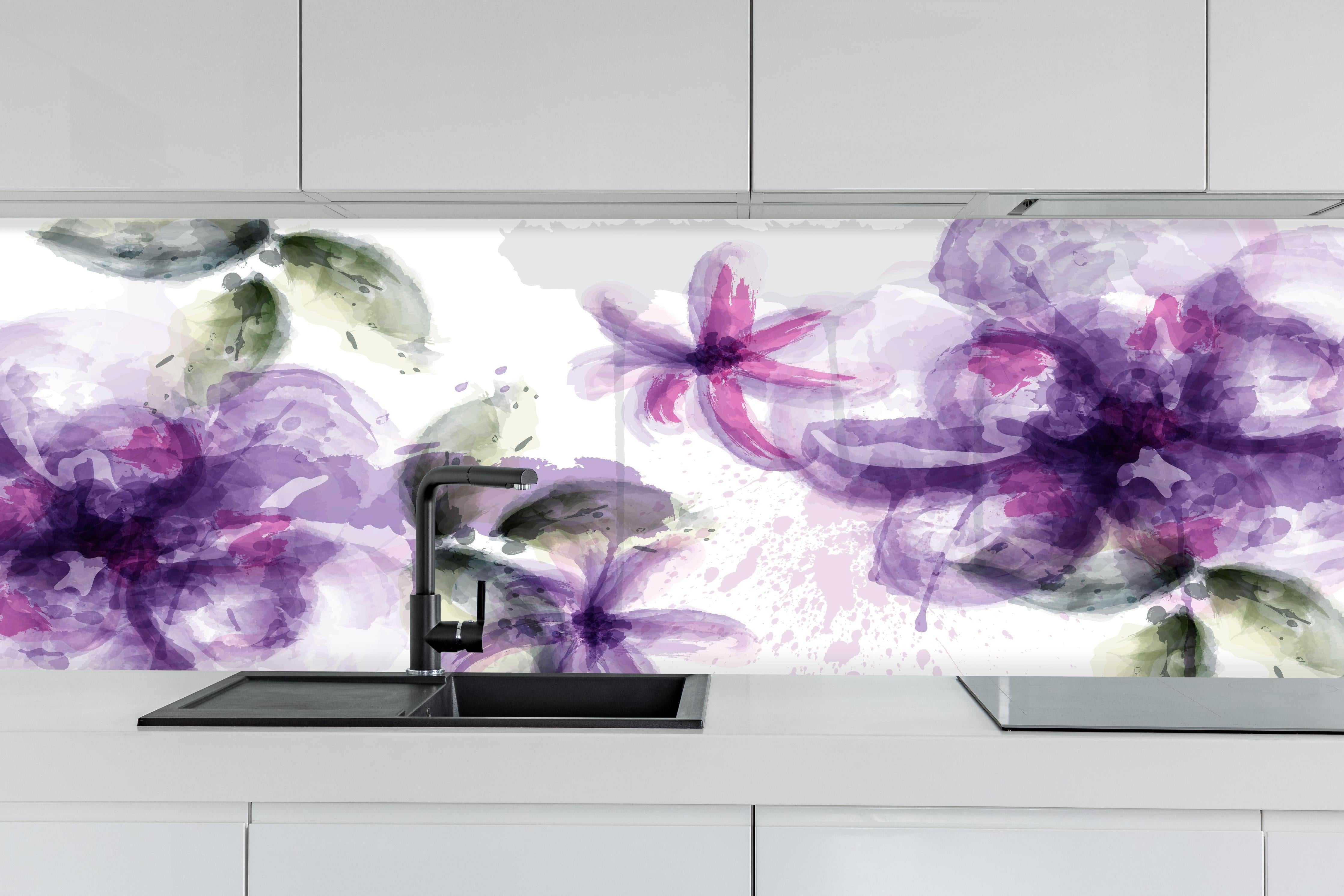Küche - Lila-Rosa Blumen Aquarell Kunstwerk hinter weißen Hochglanz-Küchenregalen und schwarzem Wasserhahn