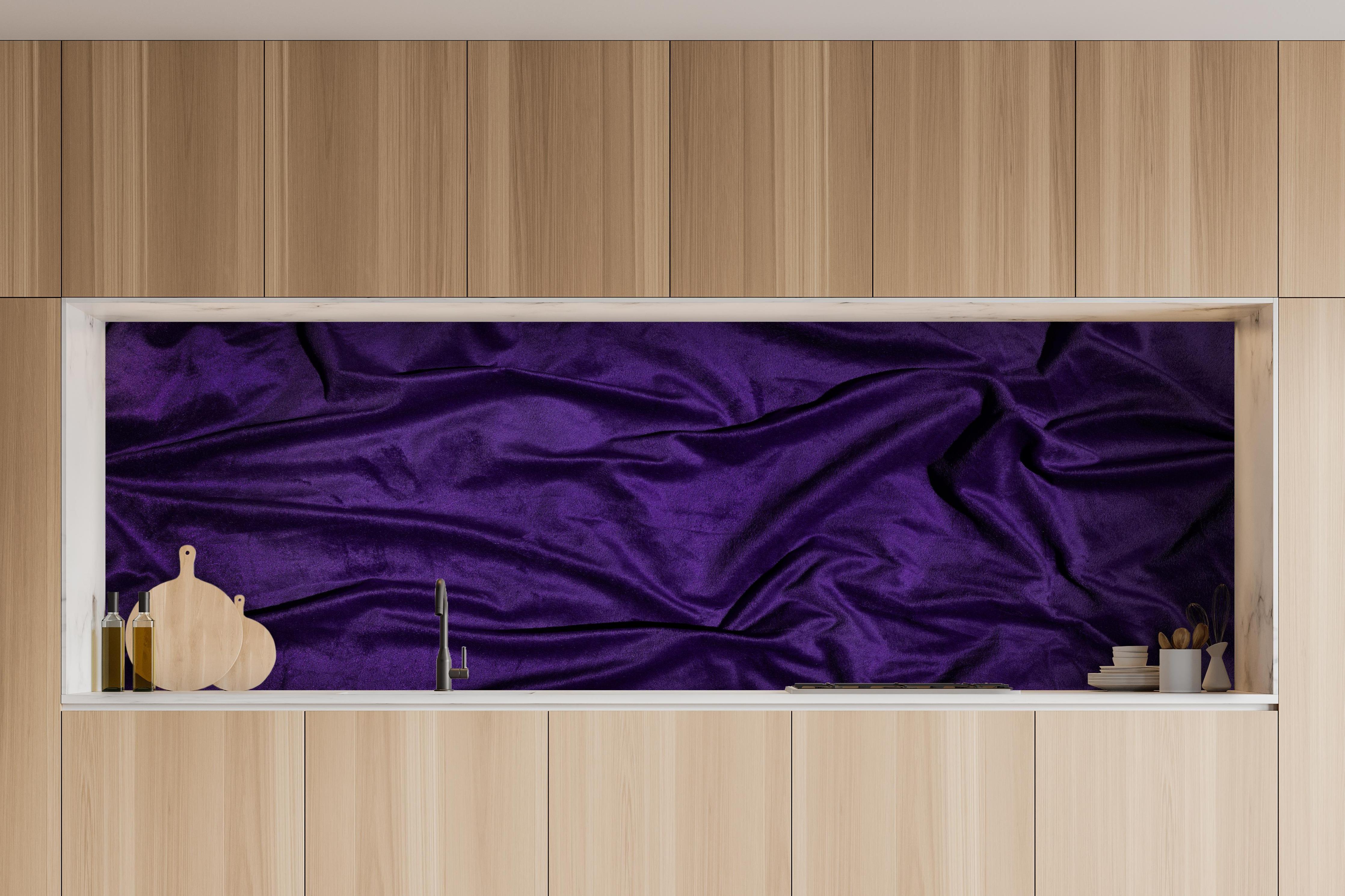Küche - Lila Satin Seide hinter weißen Hochglanz-Küchenregalen und schwarzem Wasserhahn