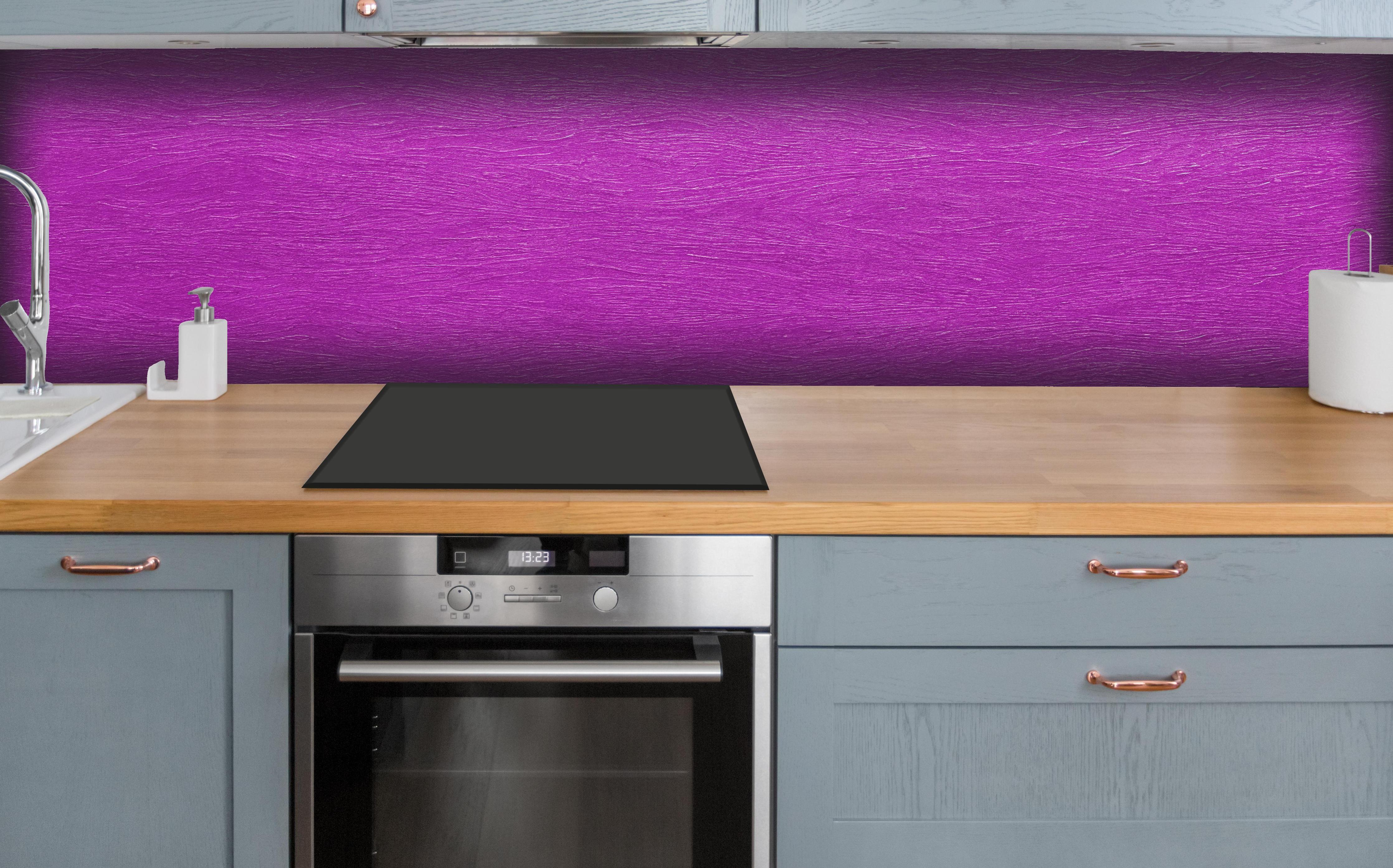 Küche - Lila Wandmuster hinter weißen Hochglanz-Küchenregalen und schwarzem Wasserhahn