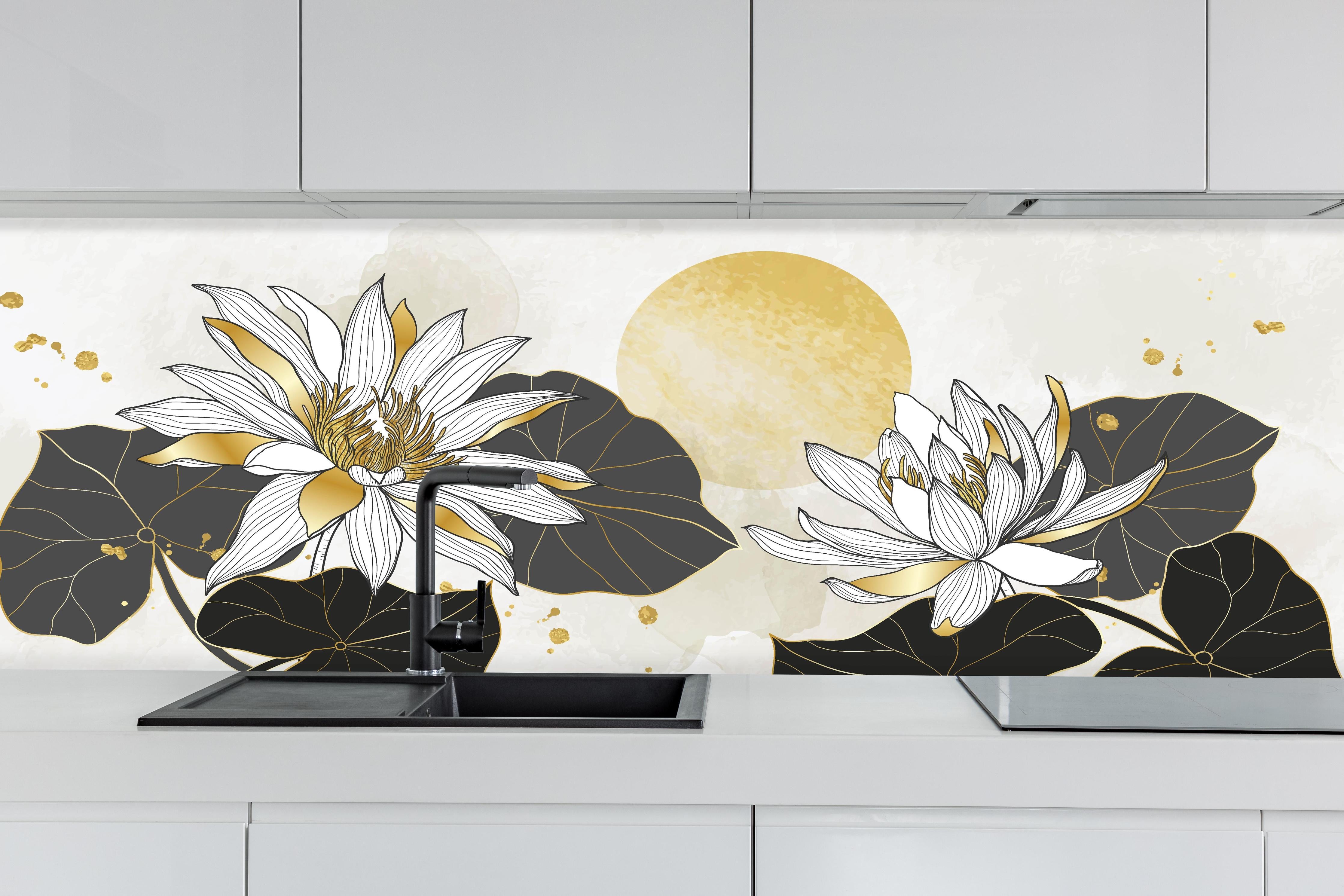 Küche - Lotus Flower Lineart mit Goldakzenten hinter weißen Hochglanz-Küchenregalen und schwarzem Wasserhahn