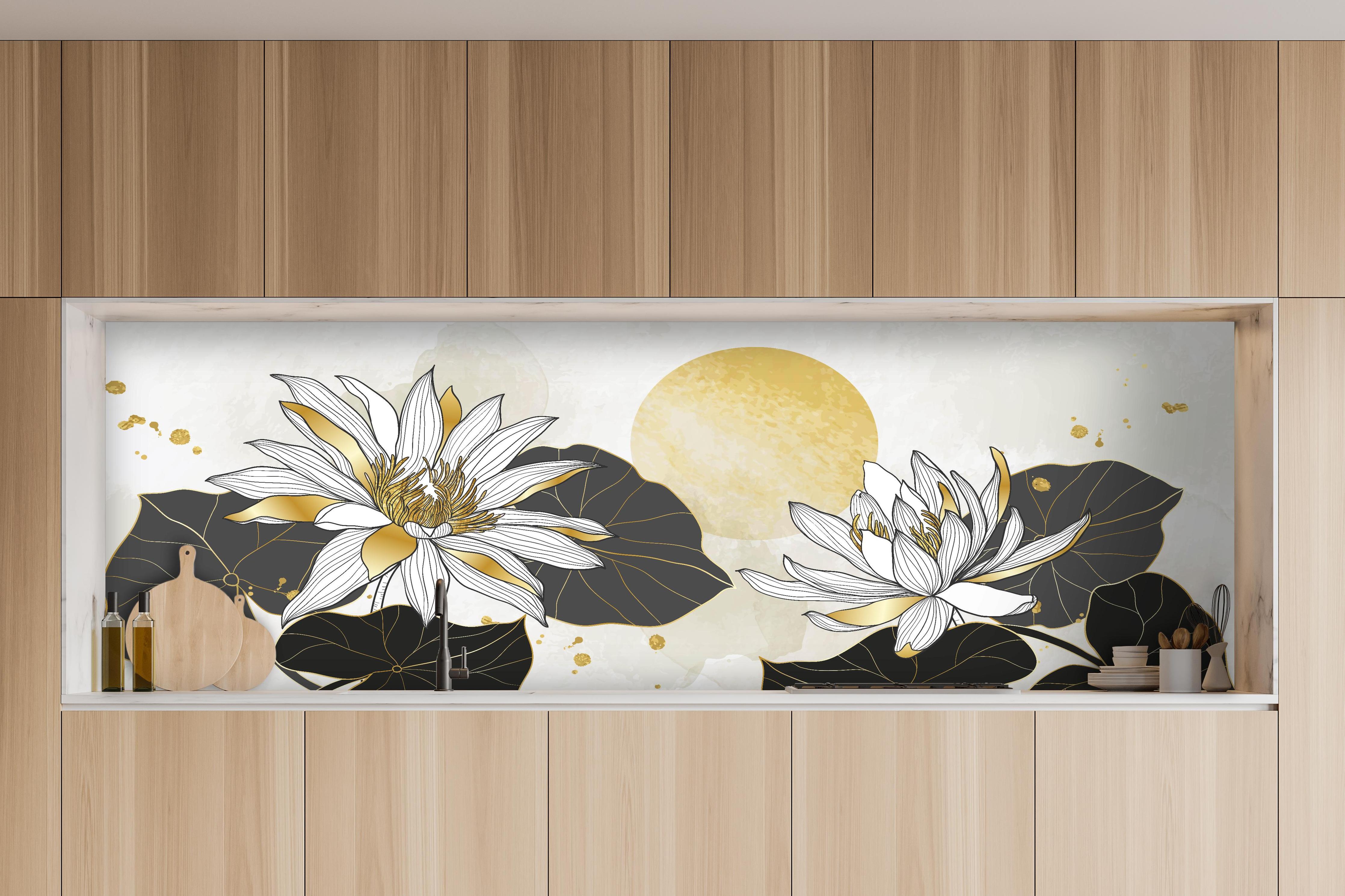 Küche - Lotus Flower Lineart mit Goldakzenten hinter weißen Hochglanz-Küchenregalen und schwarzem Wasserhahn