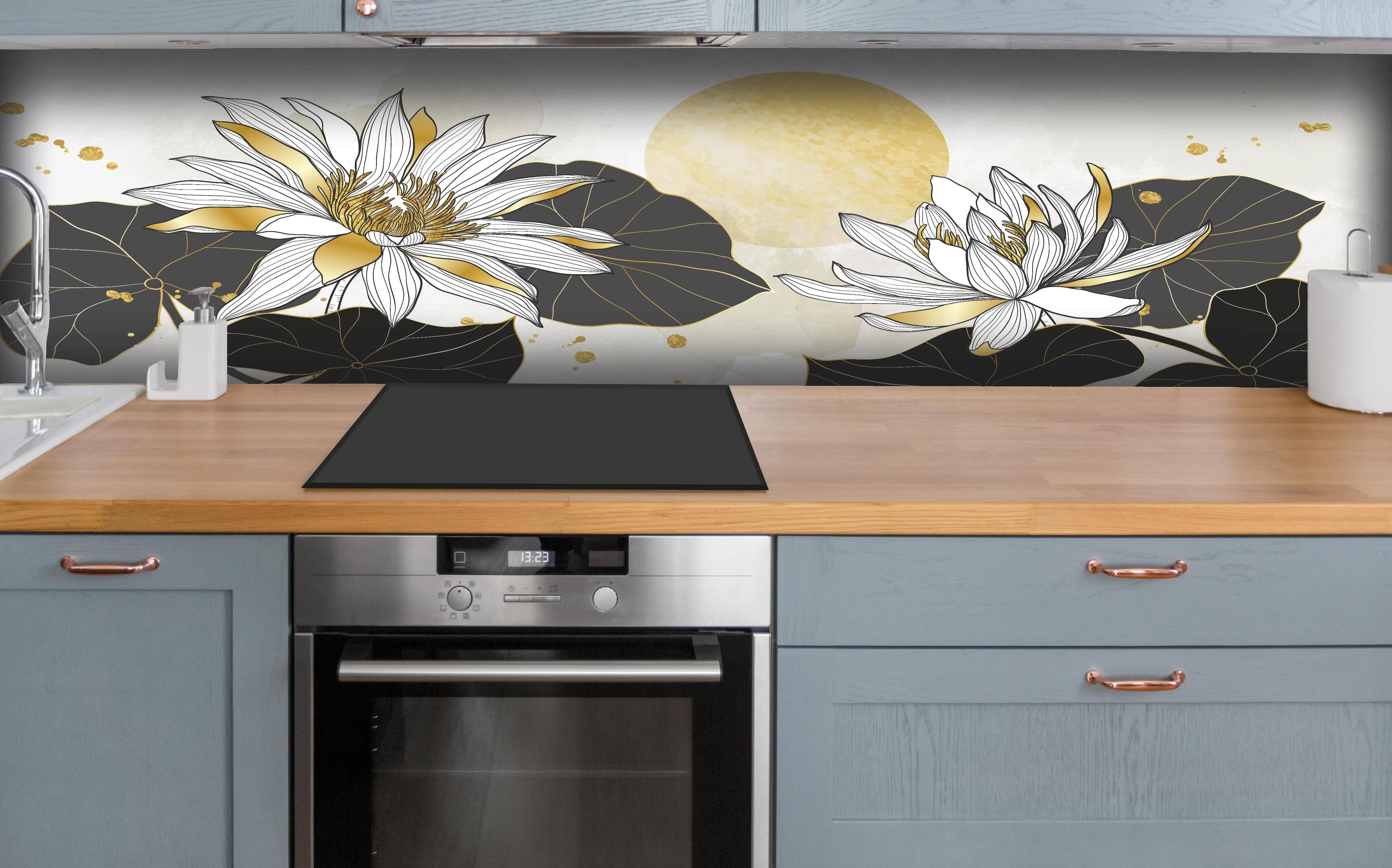 Küche - Lotus Flower Lineart mit Goldakzenten hinter weißen Hochglanz-Küchenregalen und schwarzem Wasserhahn